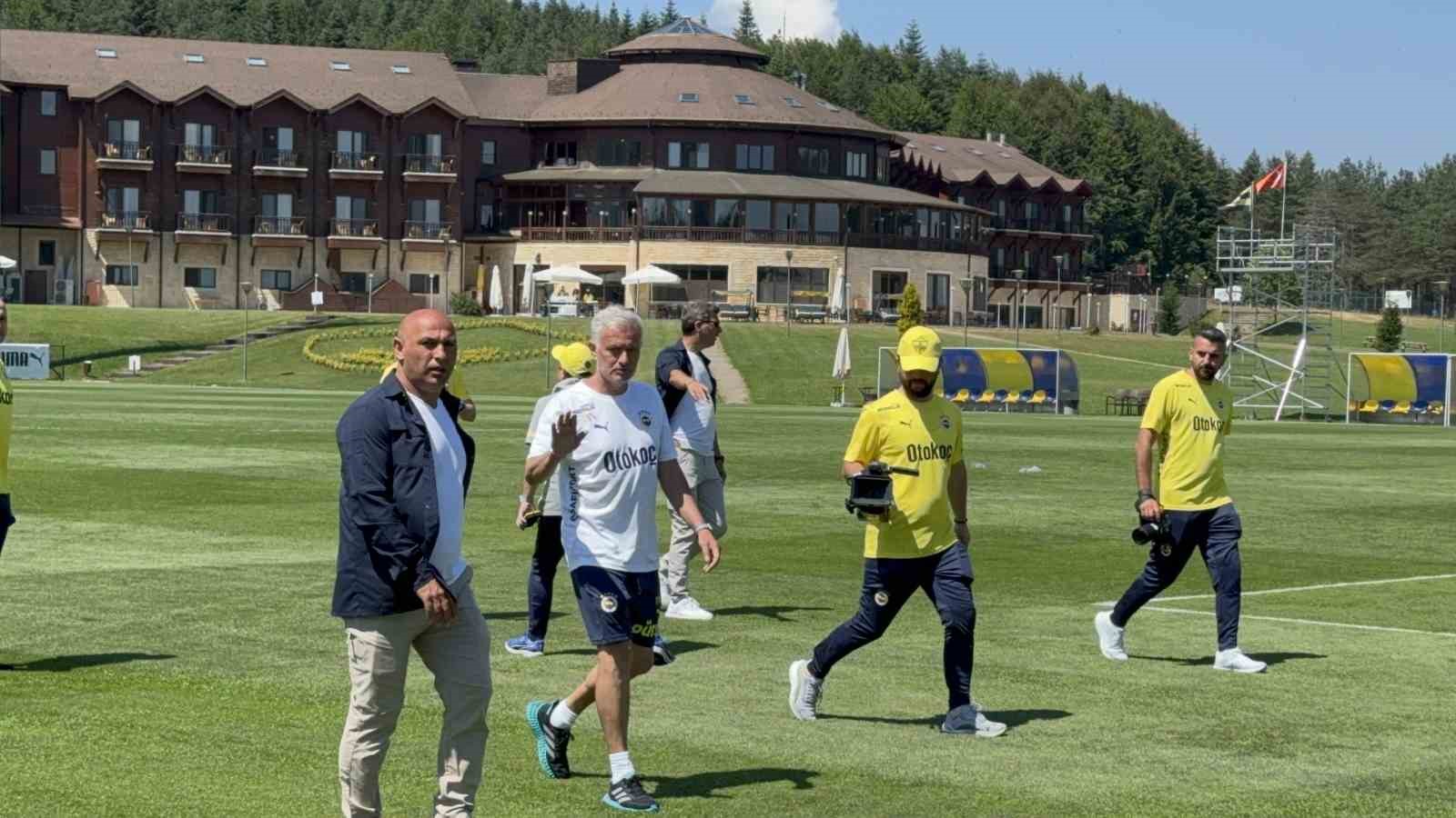 Fenerbahçe, hazırlıklarını taraftara açık yaptığı antrenmanla sürdürdü
