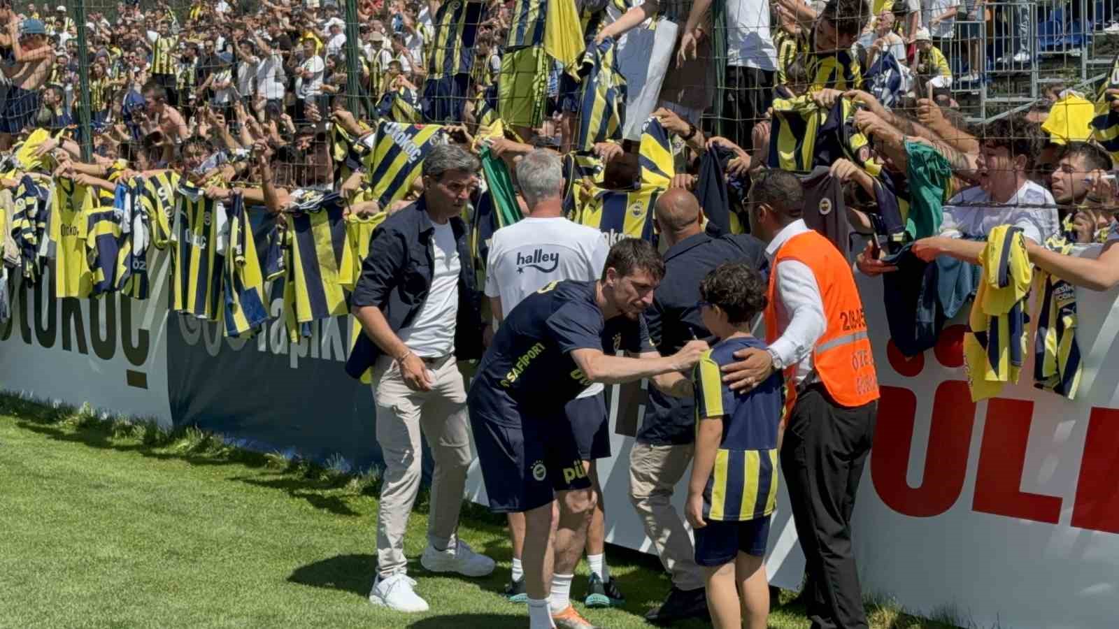 Fenerbahçe, hazırlıklarını taraftara açık yaptığı antrenmanla sürdürdü
