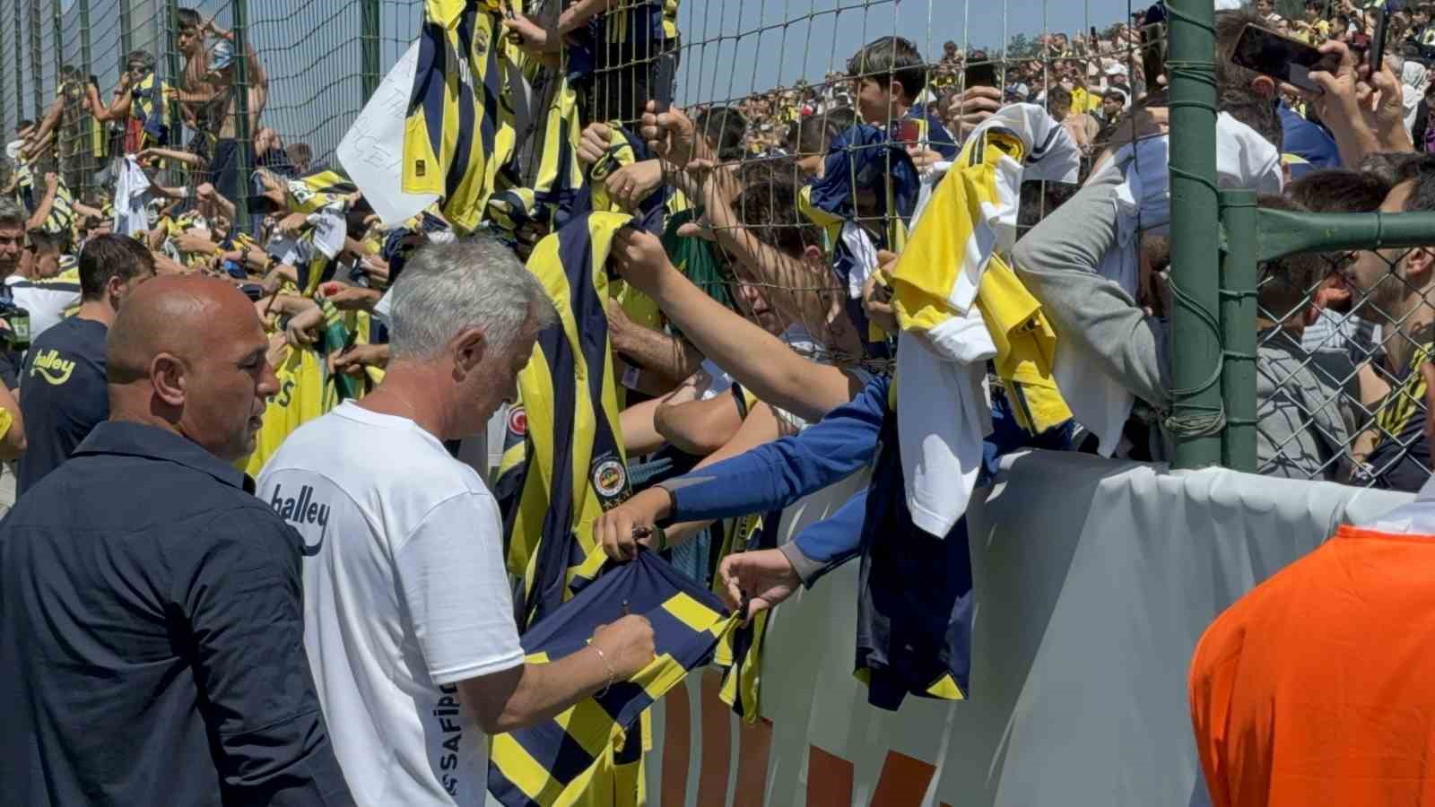 Fenerbahçe, hazırlıklarını taraftara açık yaptığı antrenmanla sürdürdü
