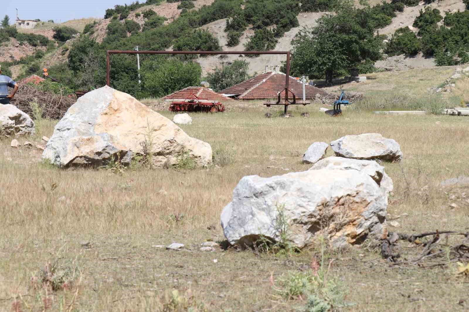 Futbol sahası ’taş sahası’ oldu
