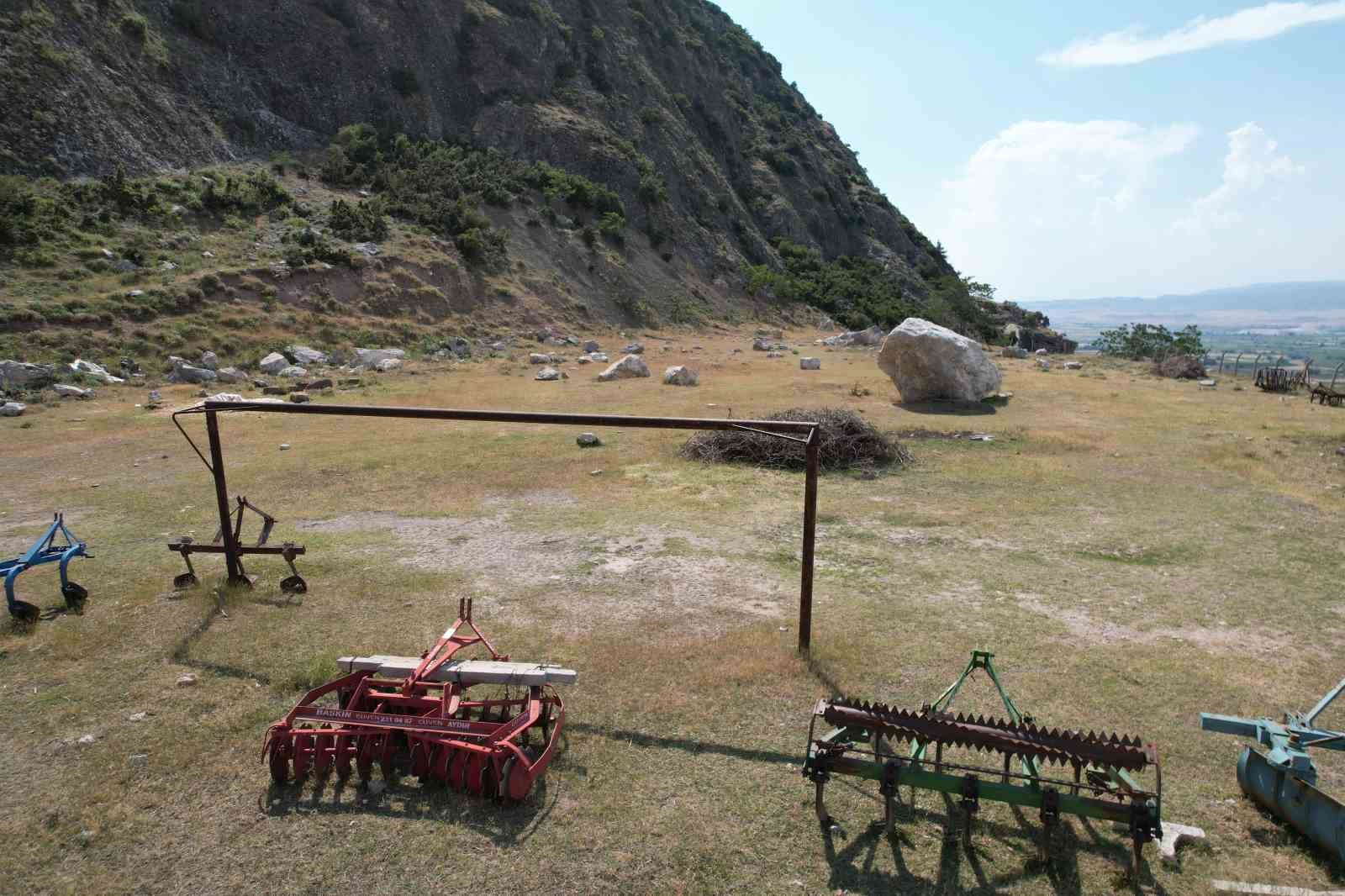 Futbol sahası ’taş sahası’ oldu
