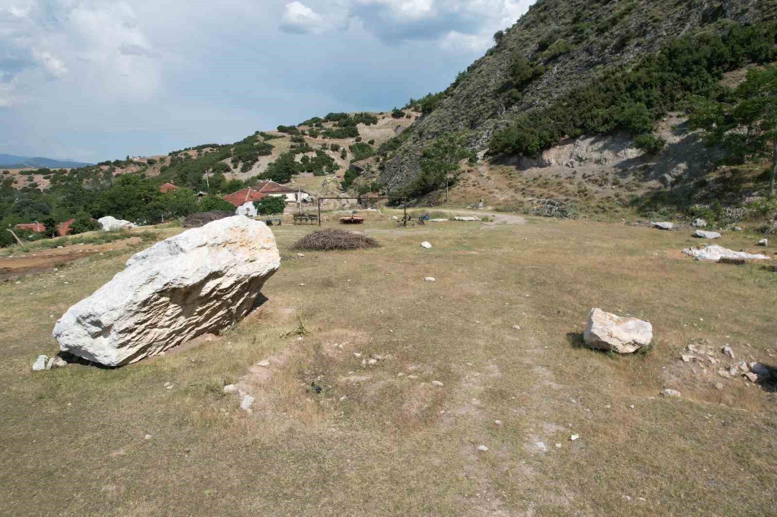 Futbol sahası ’taş sahası’ oldu
