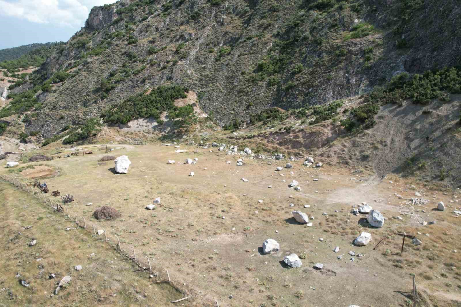 Futbol sahası ’taş sahası’ oldu
