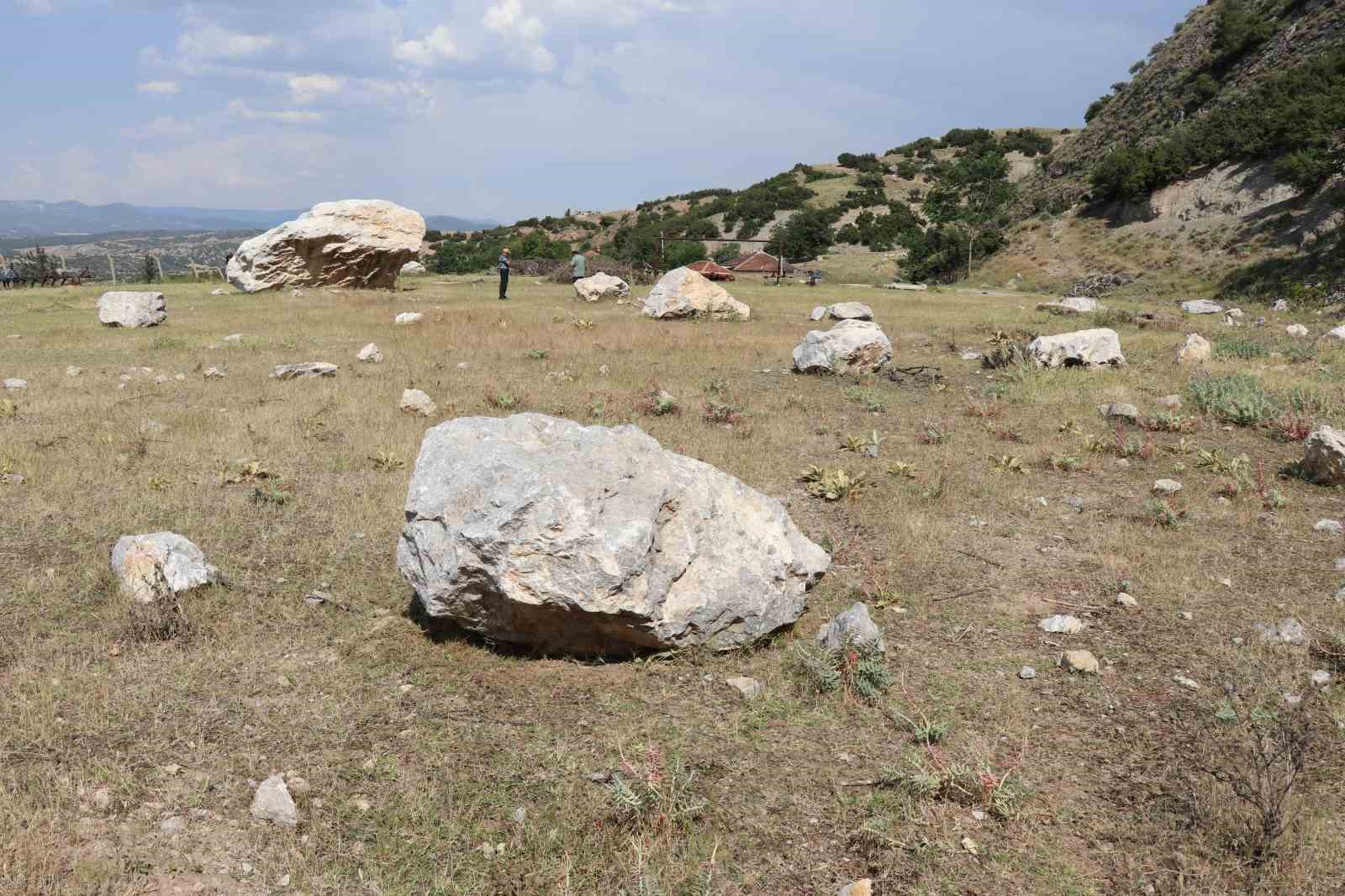 Futbol sahası ’taş sahası’ oldu
