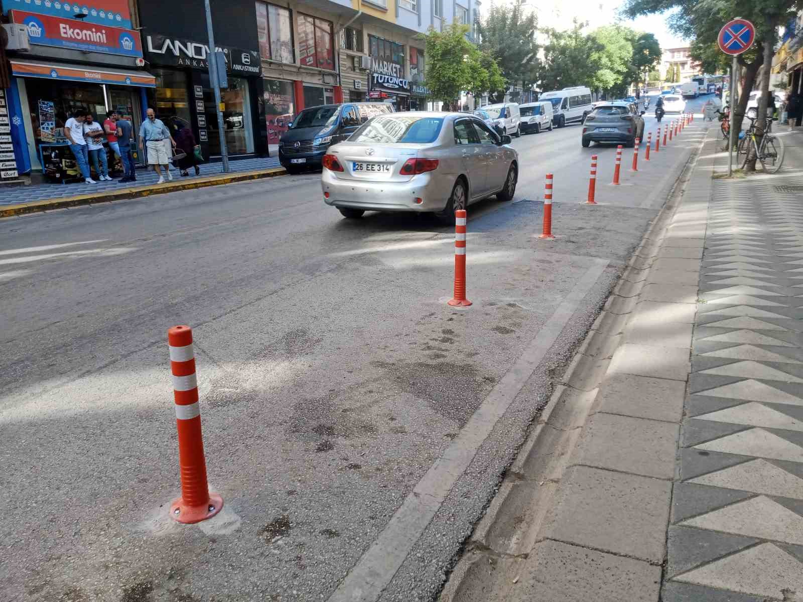 Atatürk Caddesi’ne konulan dubalar tartışma konusu oldu
