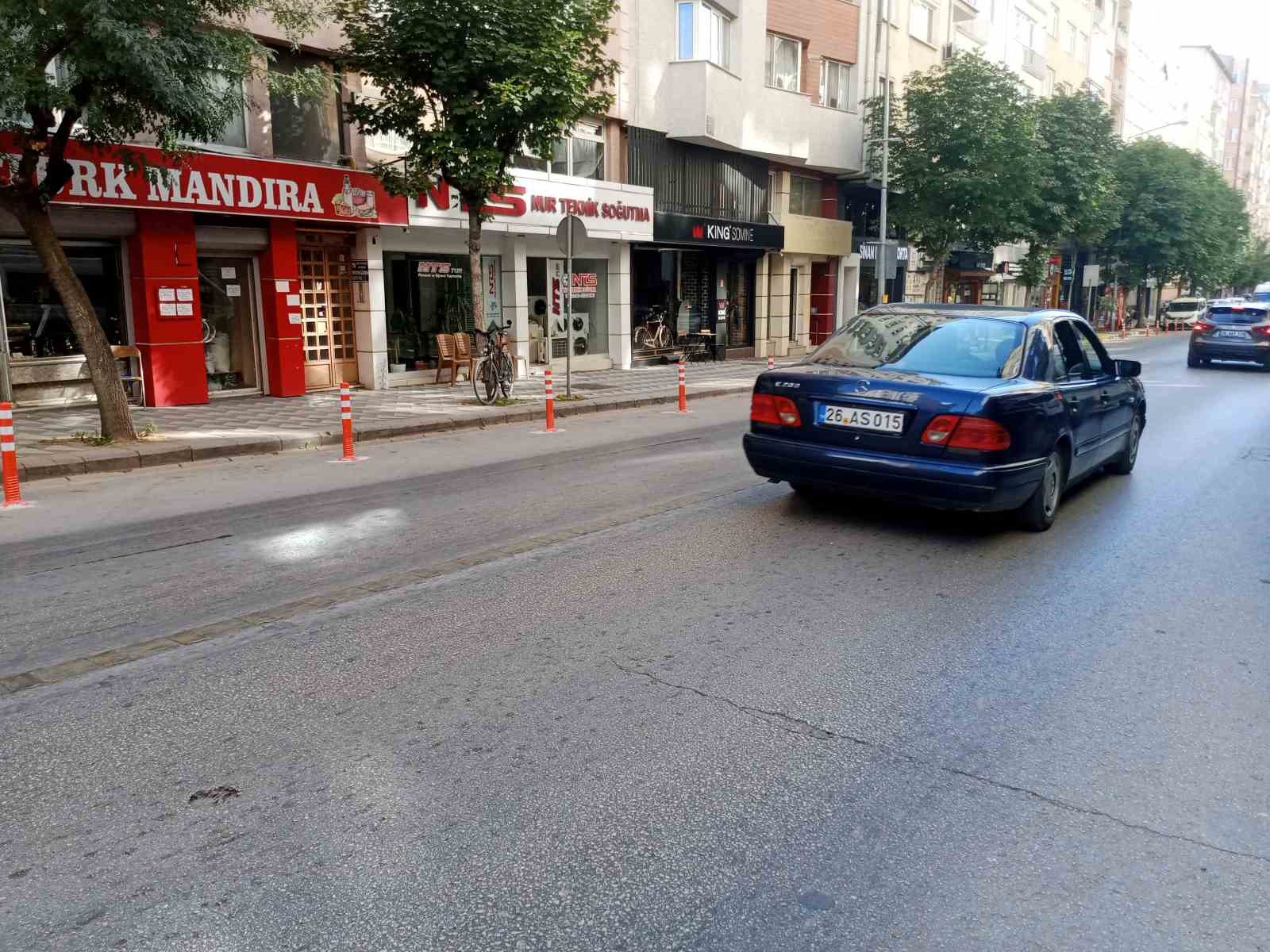 Atatürk Caddesi’ne konulan dubalar tartışma konusu oldu
