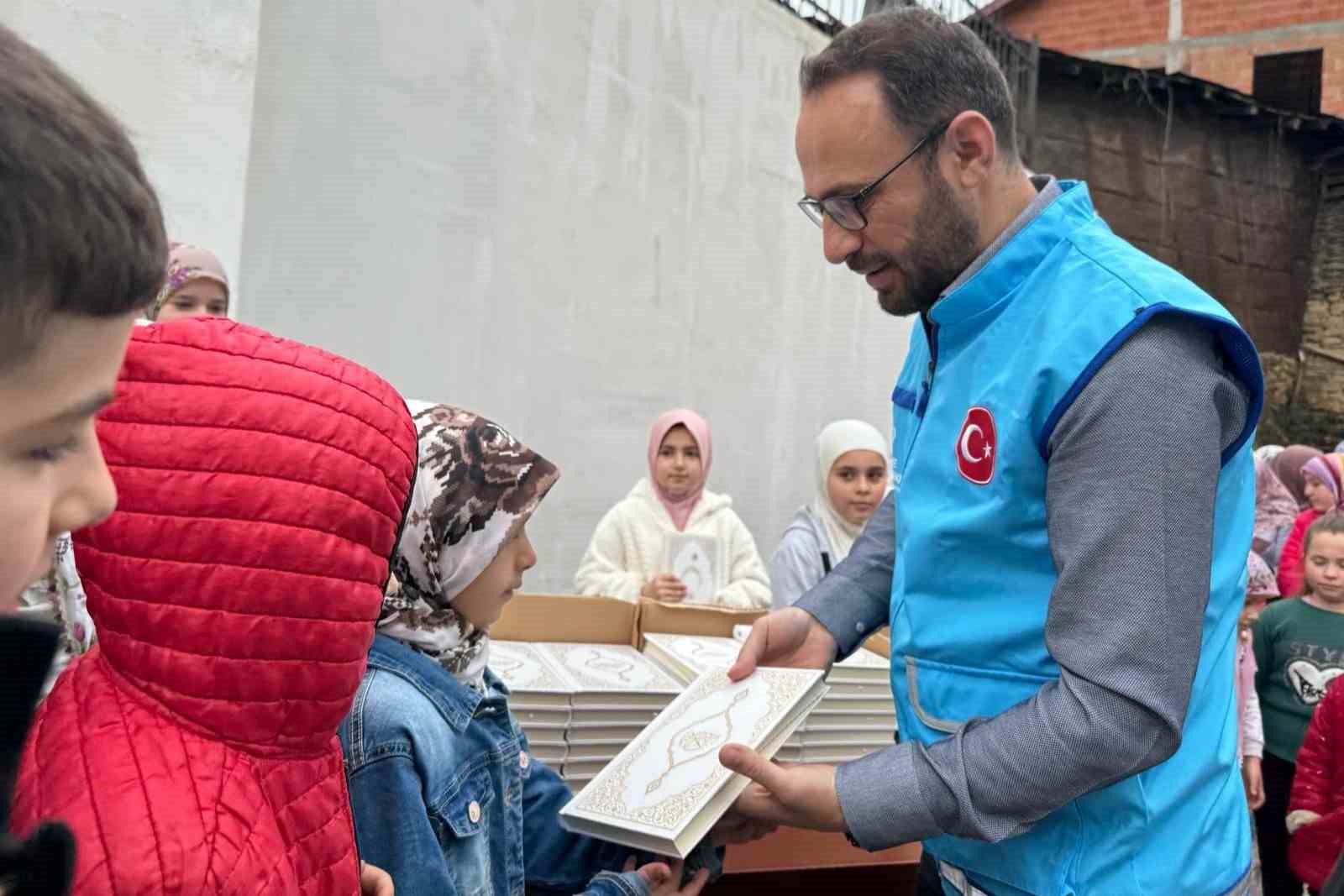 TDV ‘1 Kurban 1 Kur’an’ projesiyle 21 ülkede 80 bin Kur’an-ı Kerim hediye etti
