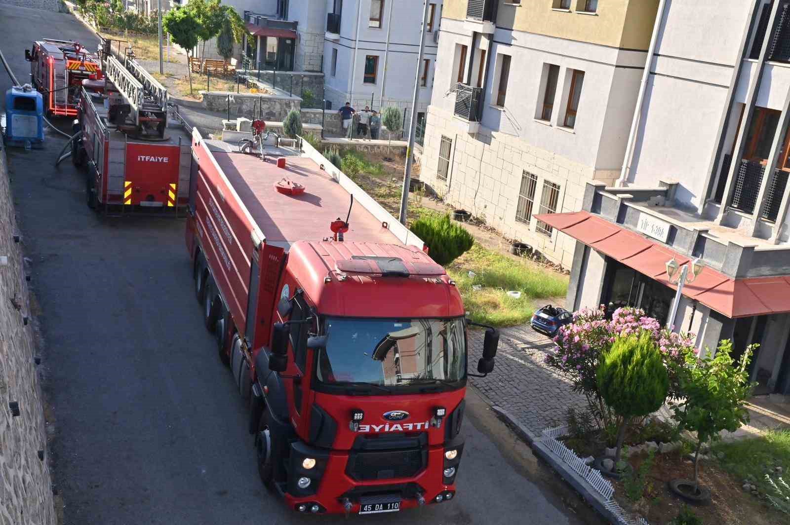 Manisa İtfaiyesinin yangınlarla mücadelesi devam ediyor
