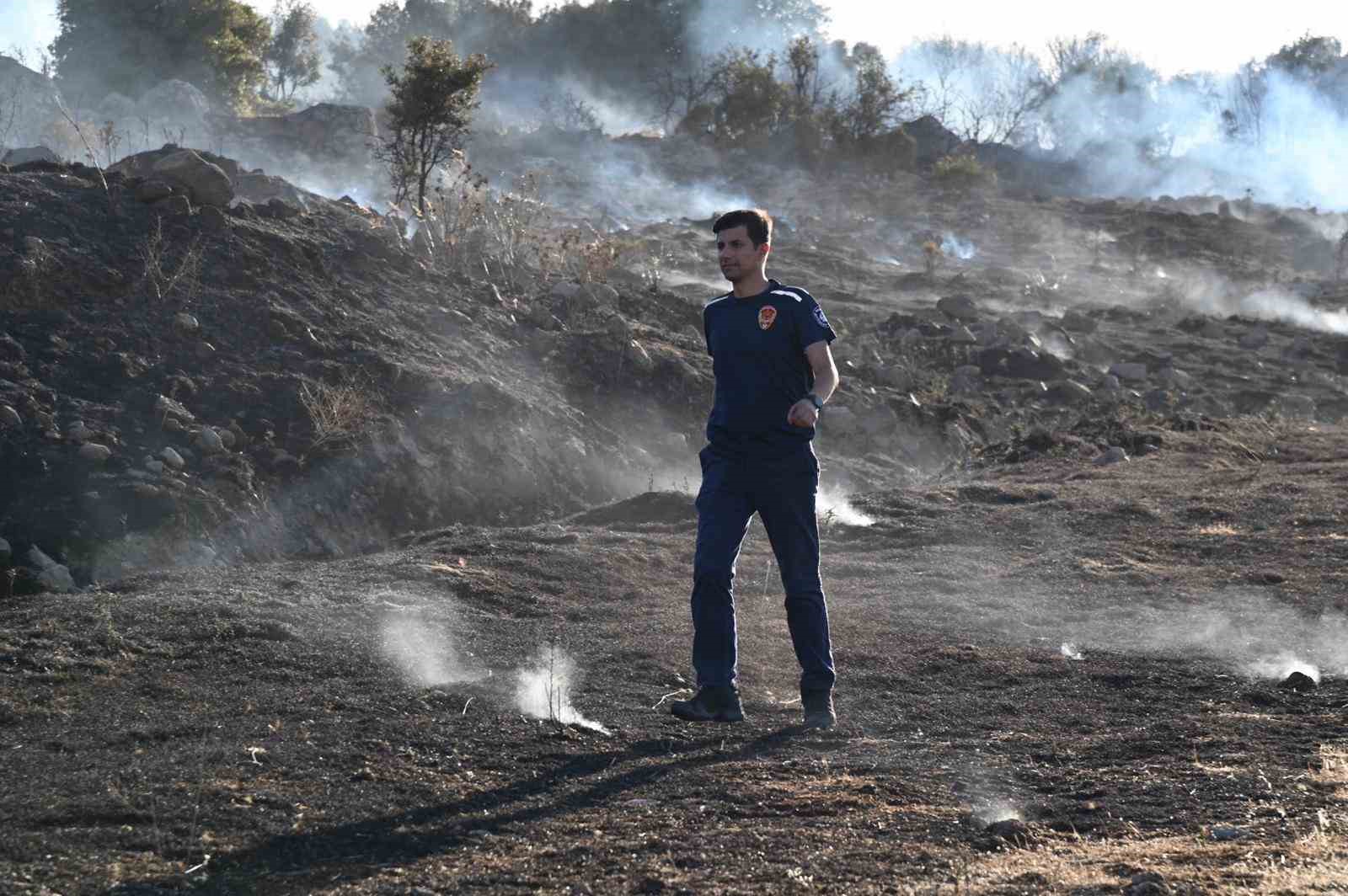 Manisa İtfaiyesinin yangınlarla mücadelesi devam ediyor
