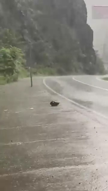 Seyir halindeki otomobilin ön camına yamaçtan kopan kaya parçası düştü
