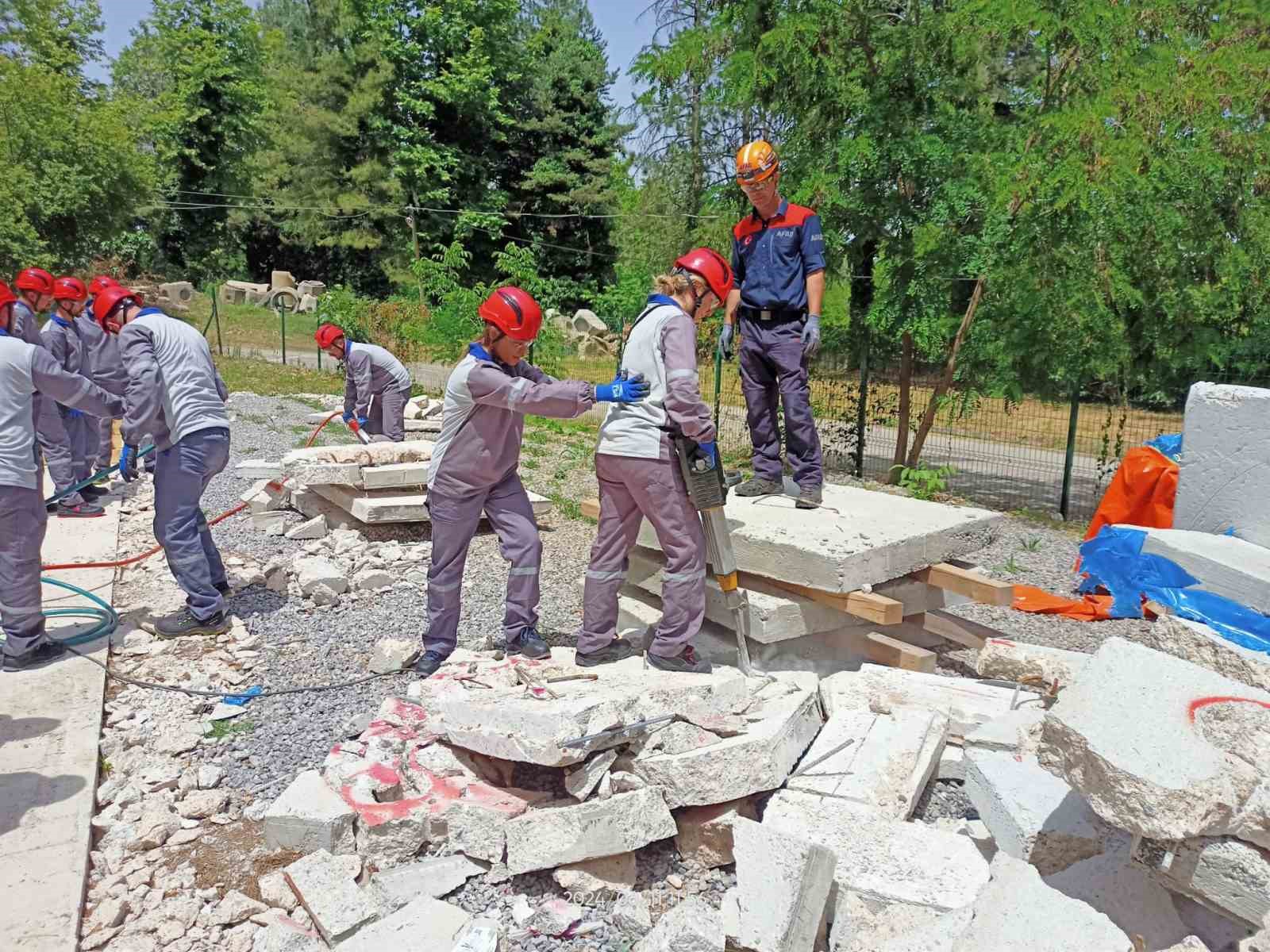 AFAD depremde arama kurtarma eğitimlerini sürdürüyor
