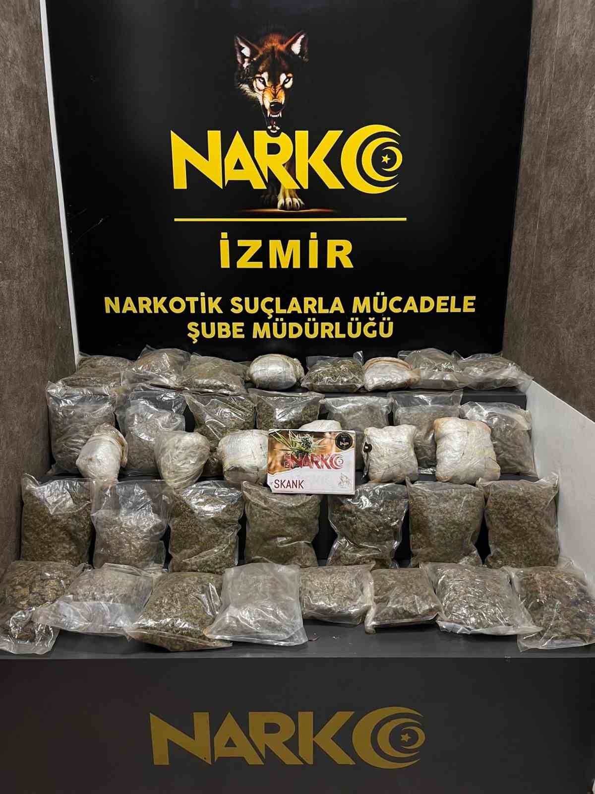 İzmir’de oto kurtarıcıdan 19 kilogramın üzerinde uyuşturucu ele geçirildi
