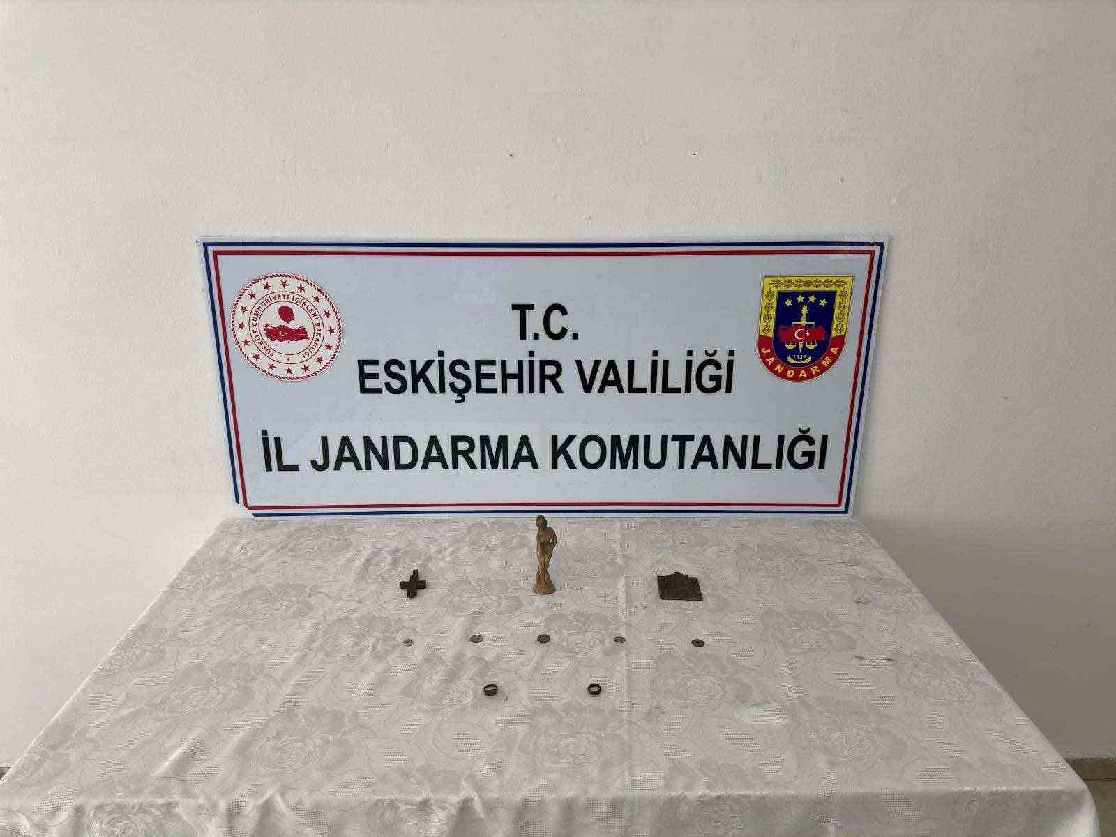 Tarihi eser satmaya çalışan şahıs jandarmaya yakalandı
