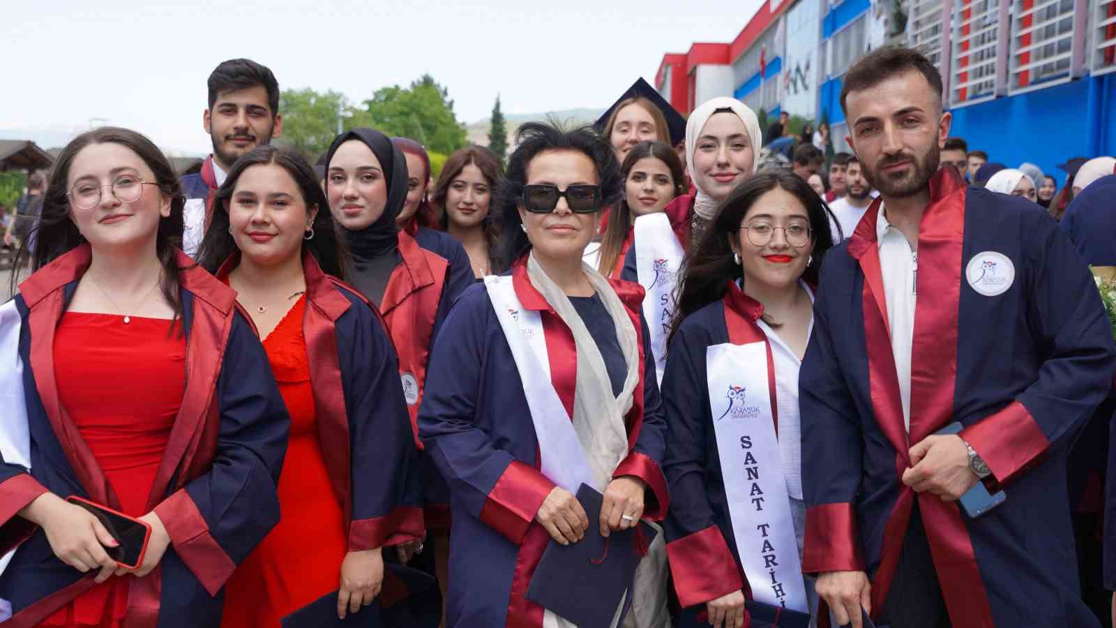 62 yaşındaki iş kadını okuduğu bölümü birincilikle bitirdi
