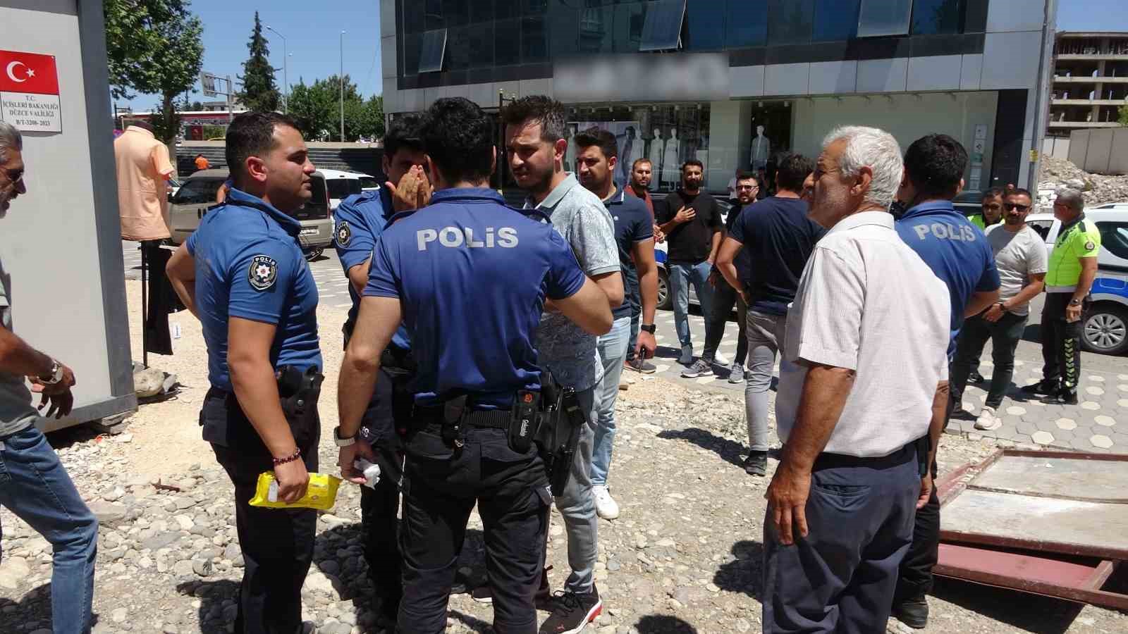 Yol verme kavgasını ayırmaya çalışan polis yaralandı
