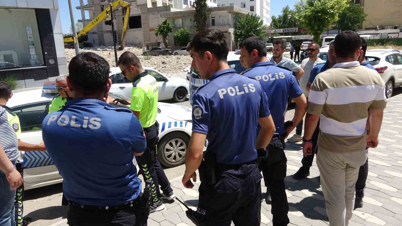 Yol verme kavgasını ayırmaya çalışan polis yaralandı
