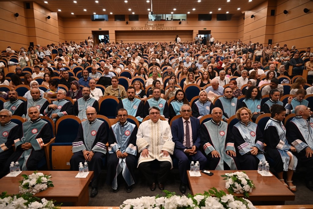 Diş Hekimliği Fakültesi mezunları için yemin töreni düzenlendi
