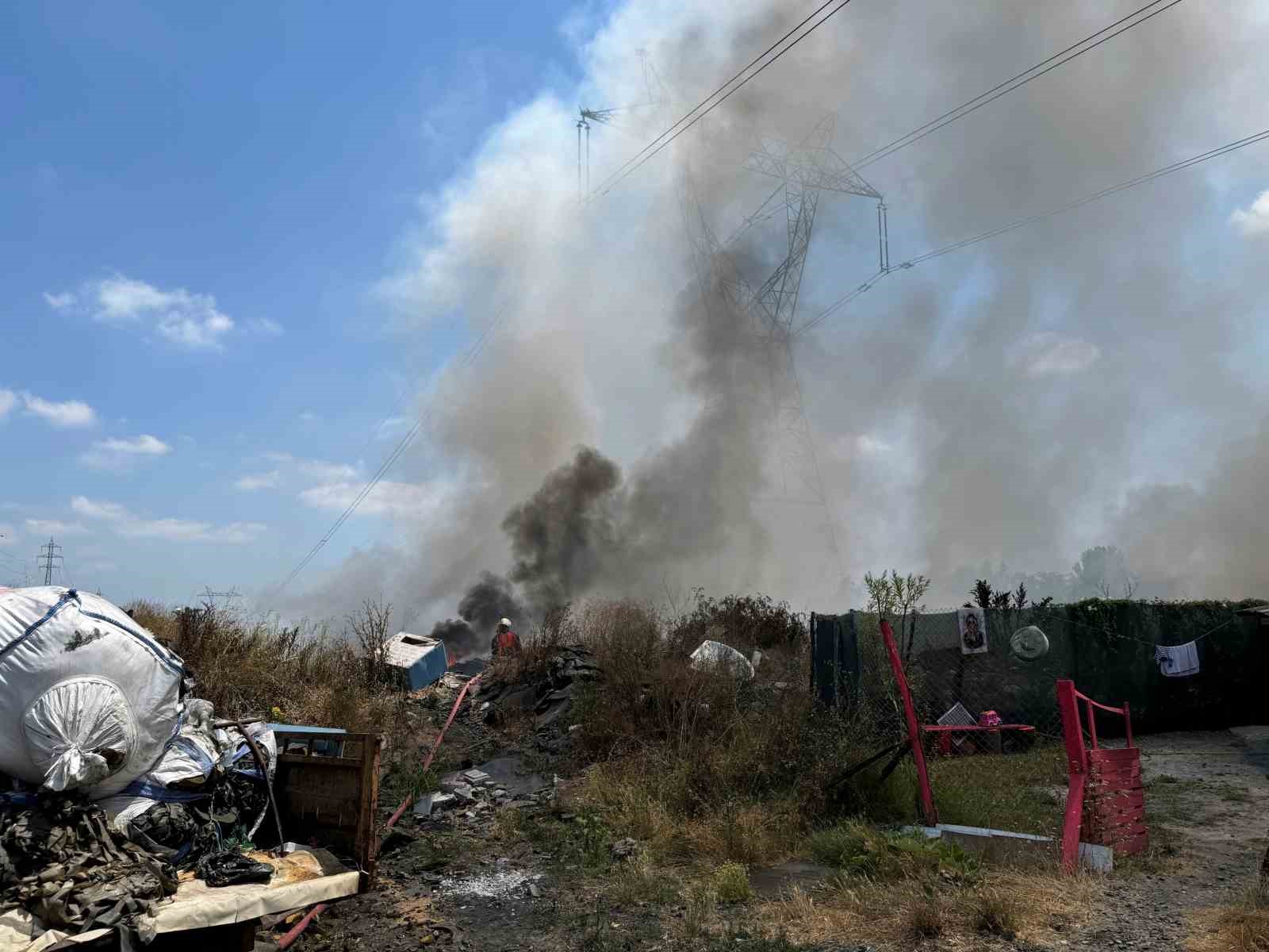 Sakarya’da çöplük yangını: Gökyüzünü siyah dumanlar kapladı
