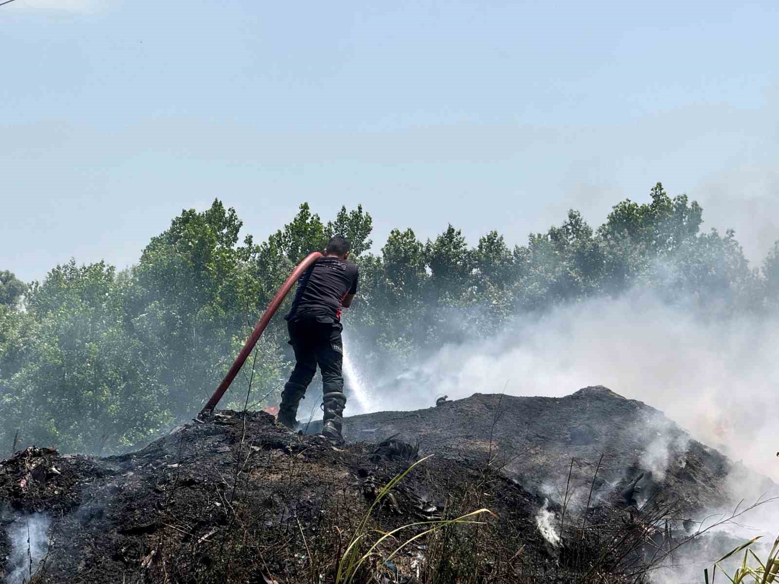 Sakarya’da çöplük yangını: Gökyüzünü siyah dumanlar kapladı
