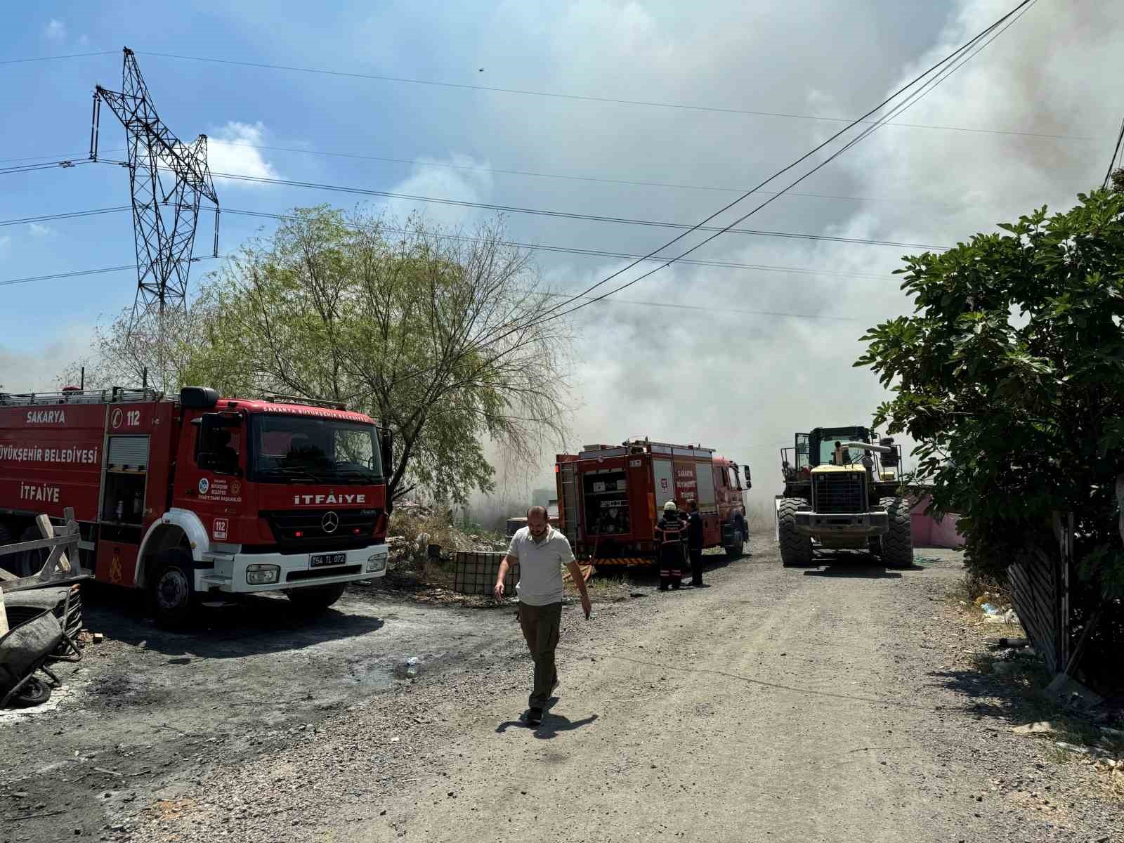 Sakarya’da çöplük yangını: Gökyüzünü siyah dumanlar kapladı
