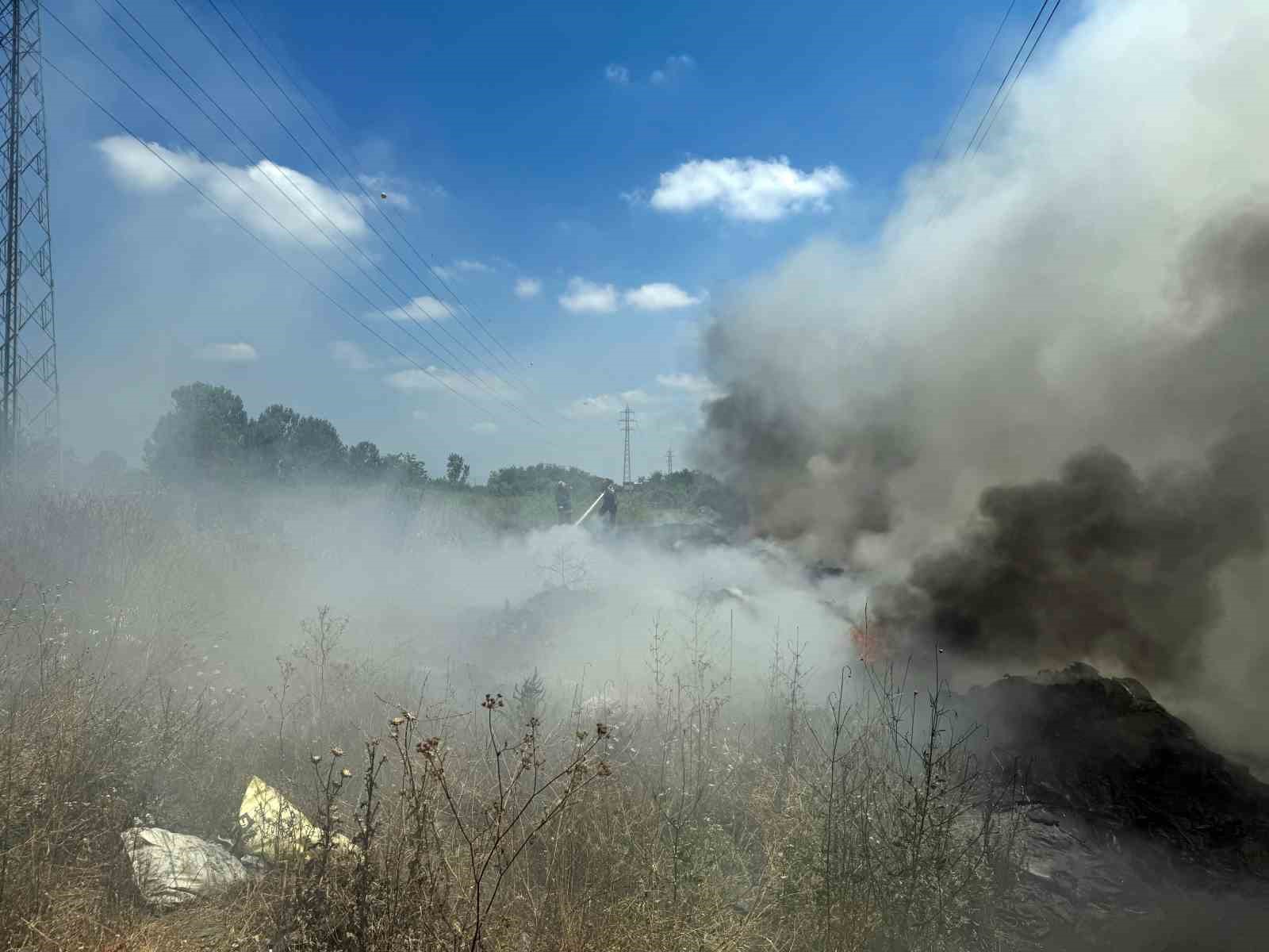 Sakarya’da çöplük yangını: Gökyüzünü siyah dumanlar kapladı
