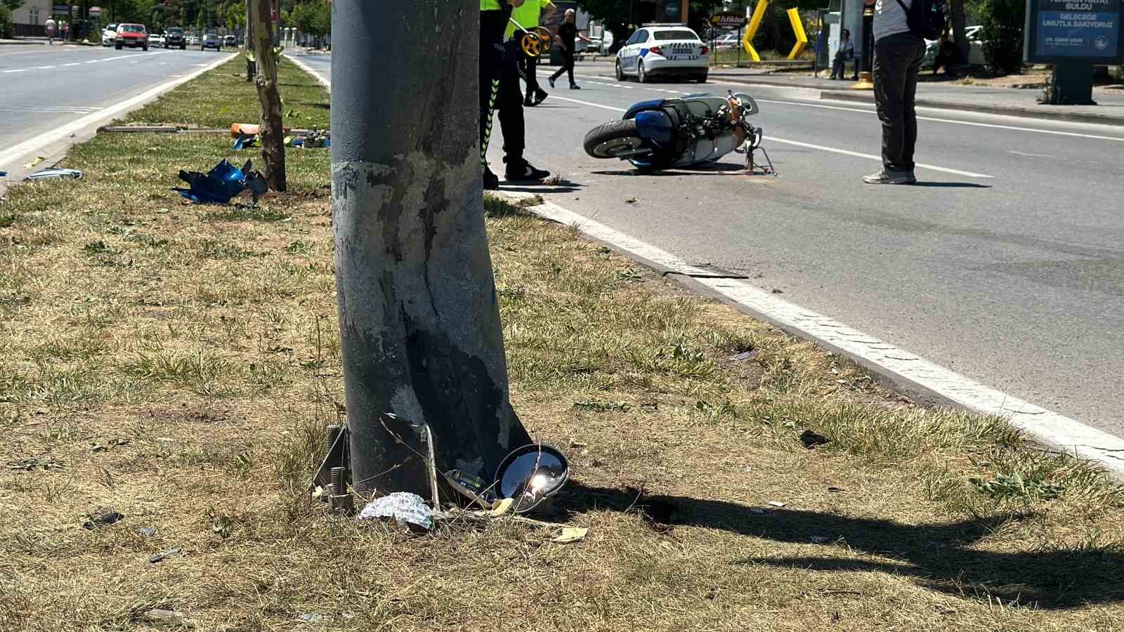 Aydınlatma direğine çarpan motosiklet sürücüsü hayatını kaybetti
