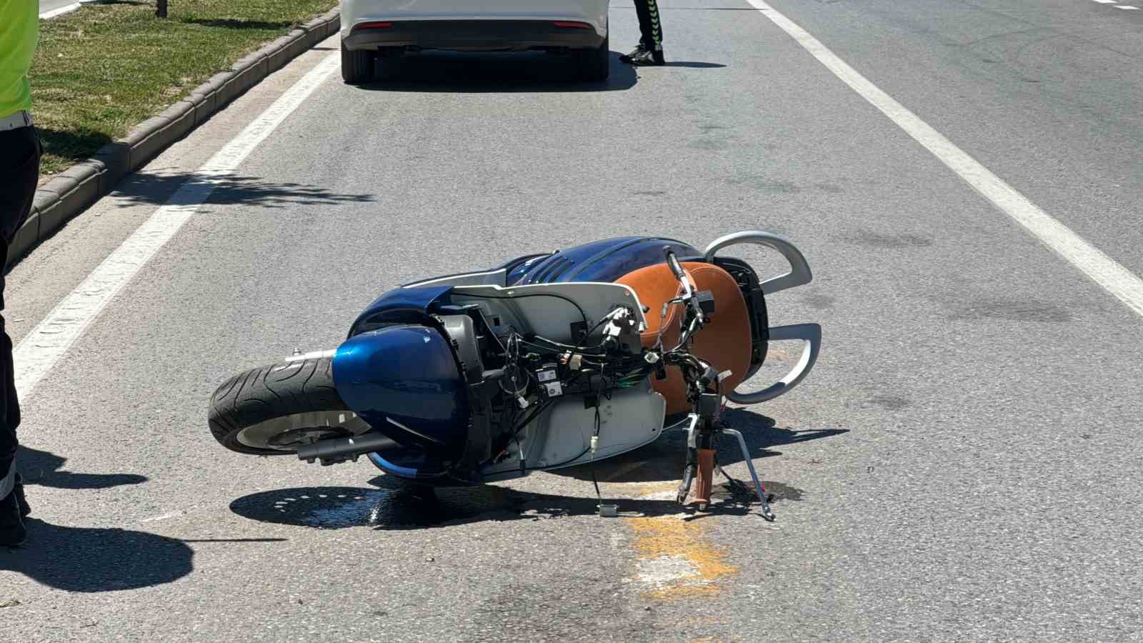 Aydınlatma direğine çarpan motosiklet sürücüsü hayatını kaybetti
