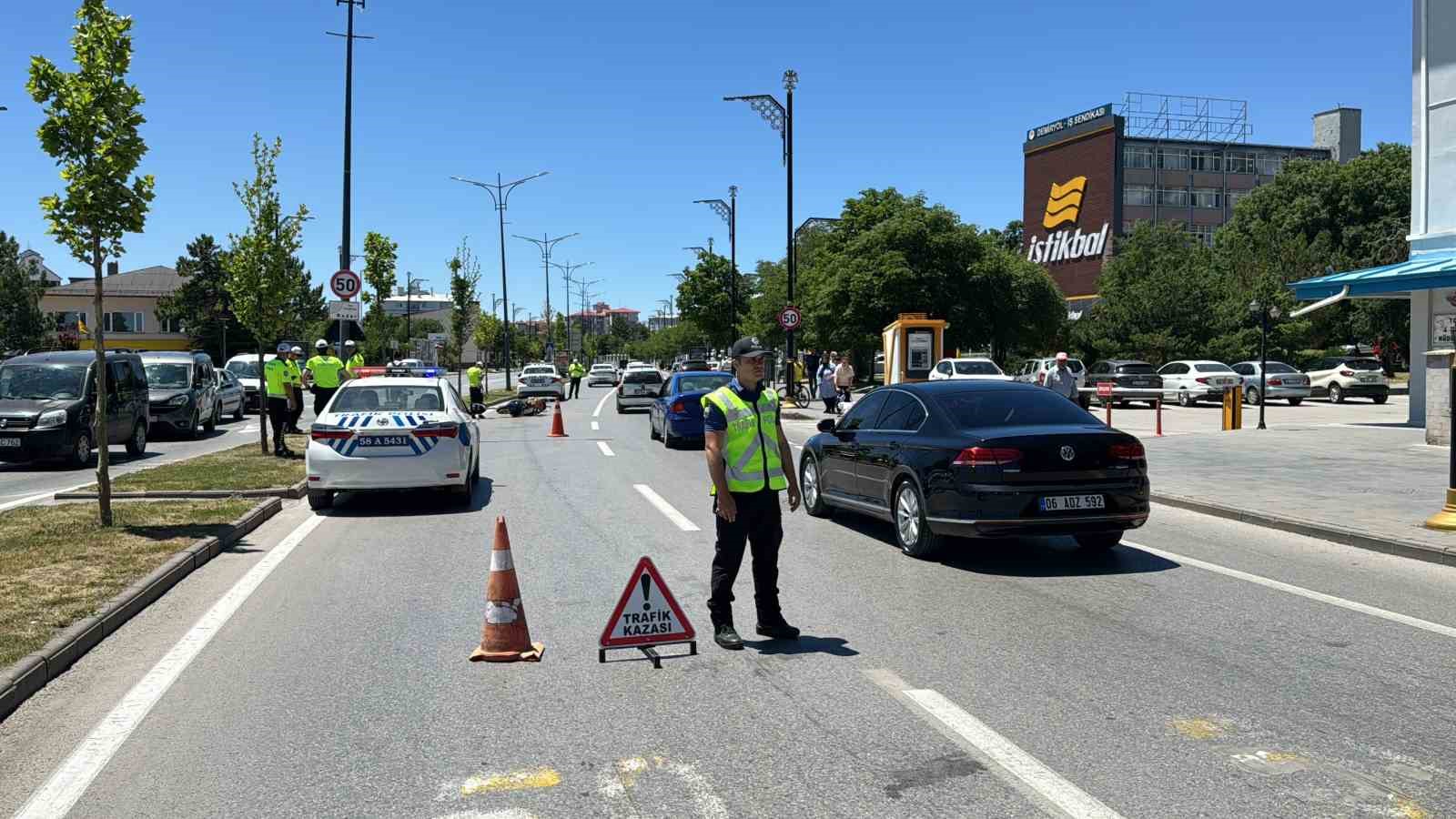 Aydınlatma direğine çarpan motosiklet sürücüsü hayatını kaybetti
