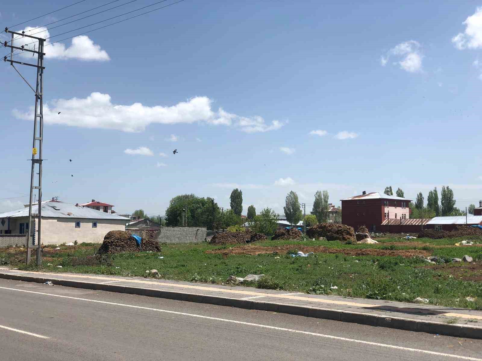 Kars’ta yol kenarına dökülen gübreler insan sağlığını olumsuz etkiliyor
