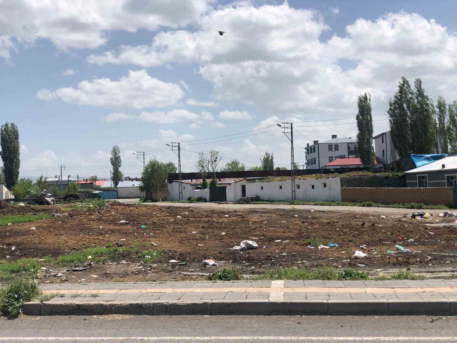 Kars’ta yol kenarına dökülen gübreler insan sağlığını olumsuz etkiliyor
