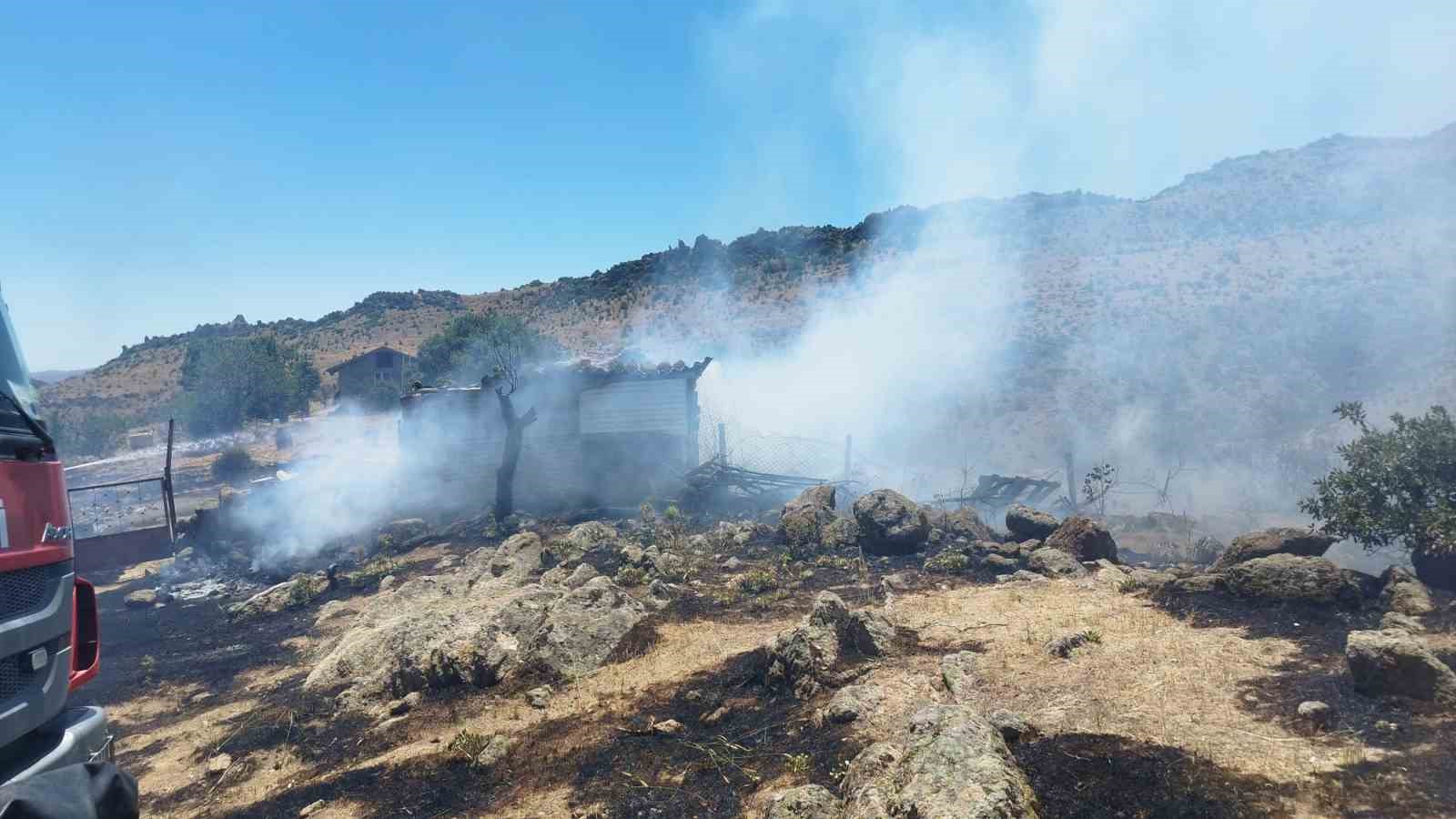 Afyonkarahisar’da ormanlık alanda çıkan yangın söndürüldü
