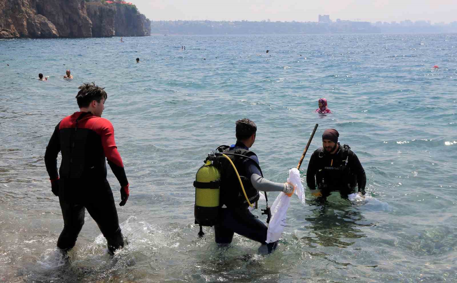 Dünyaca ünlü sahilden günlük 60 ton atık toplanıyor
