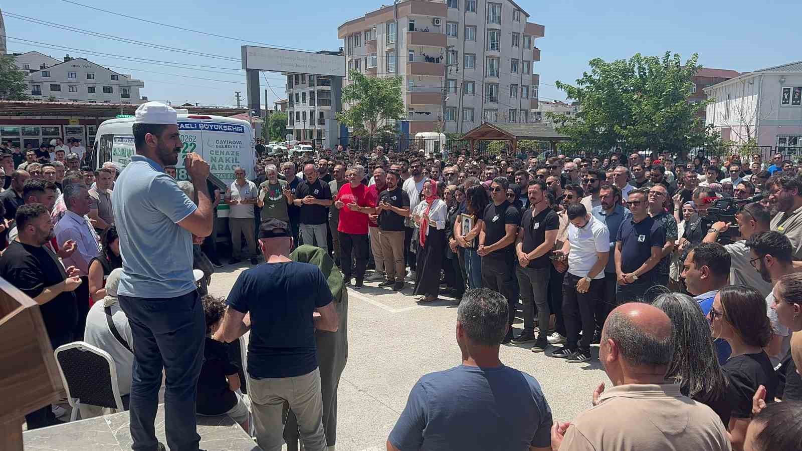 Öldürülen müdür yardımcısının iki çocuğundan babaya son bakış
