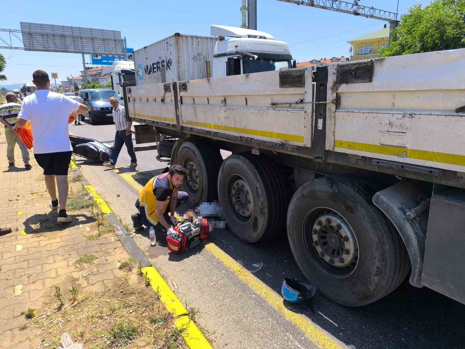 Motosiklet tırın altına girdi: 1 ölü 1 yaralı
