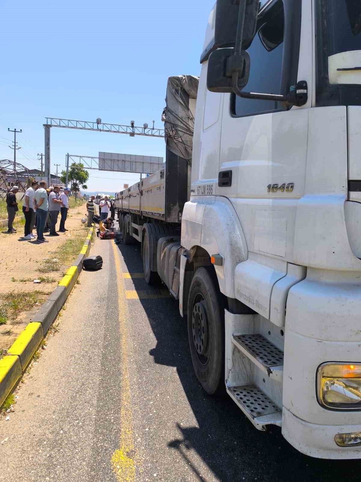 Motosiklet tırın altına girdi: 1 ölü 1 yaralı
