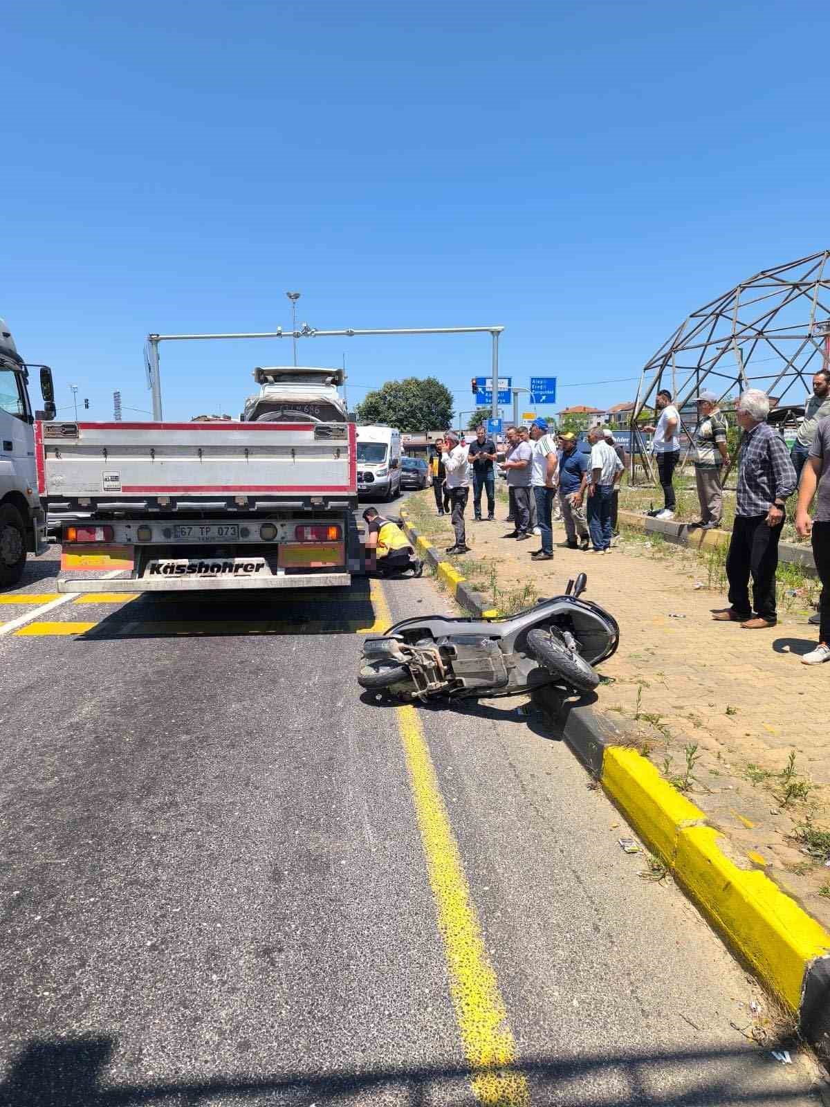 Motosiklet tırın altına girdi: 1 ölü 1 yaralı
