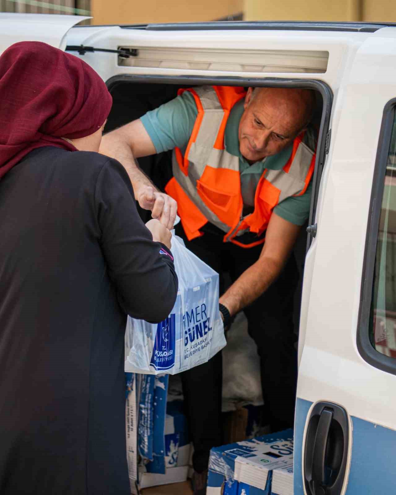 Kuşadası Belediyesi’nden çocuklara 143 bin 100 litre süt desteği
