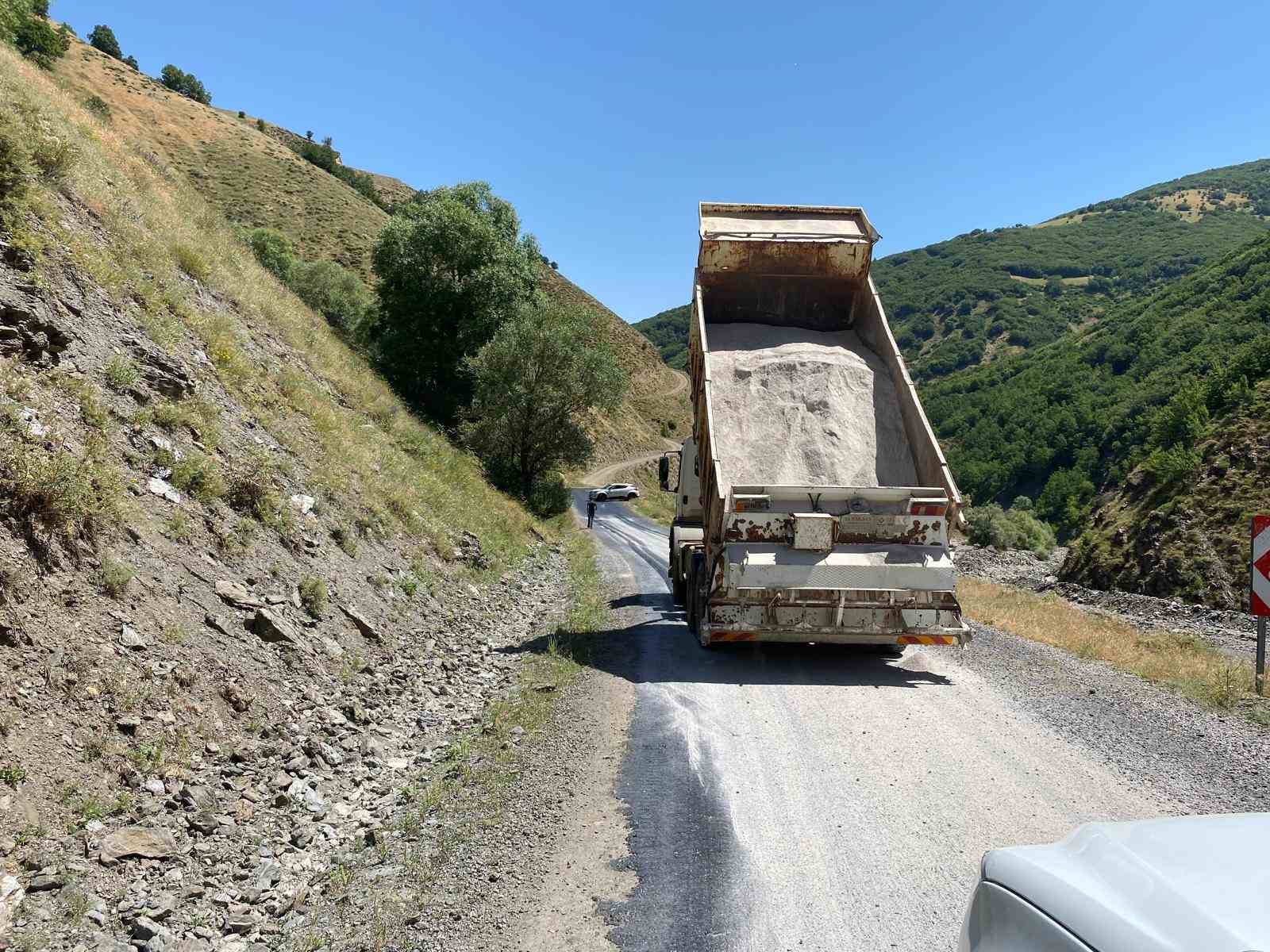 Muş’ta etkili olan sıcaklar asfaltı eritti
