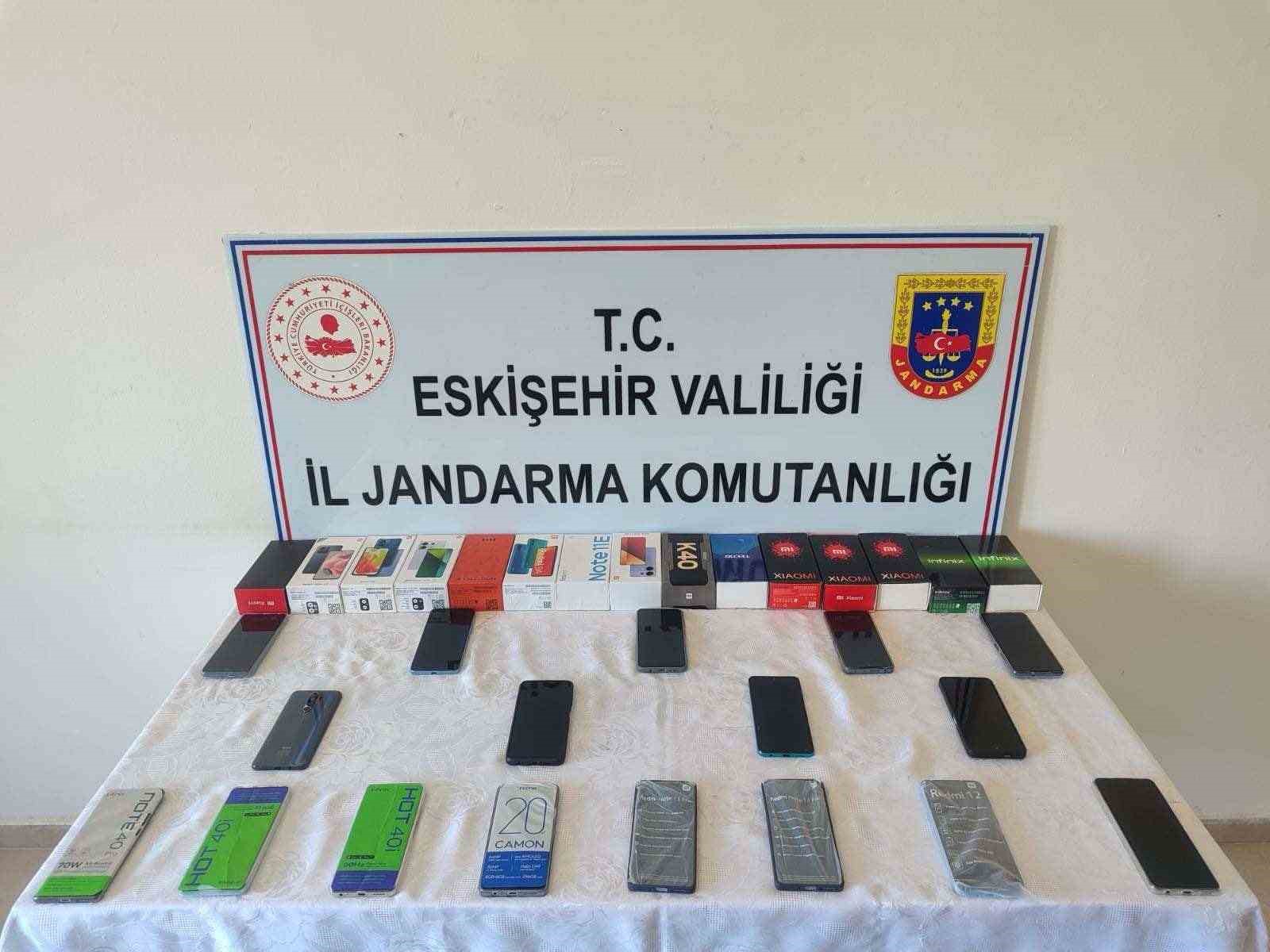 Kaçak cep telefonu satan şahıs jandarma ekiplerince yakalandı
