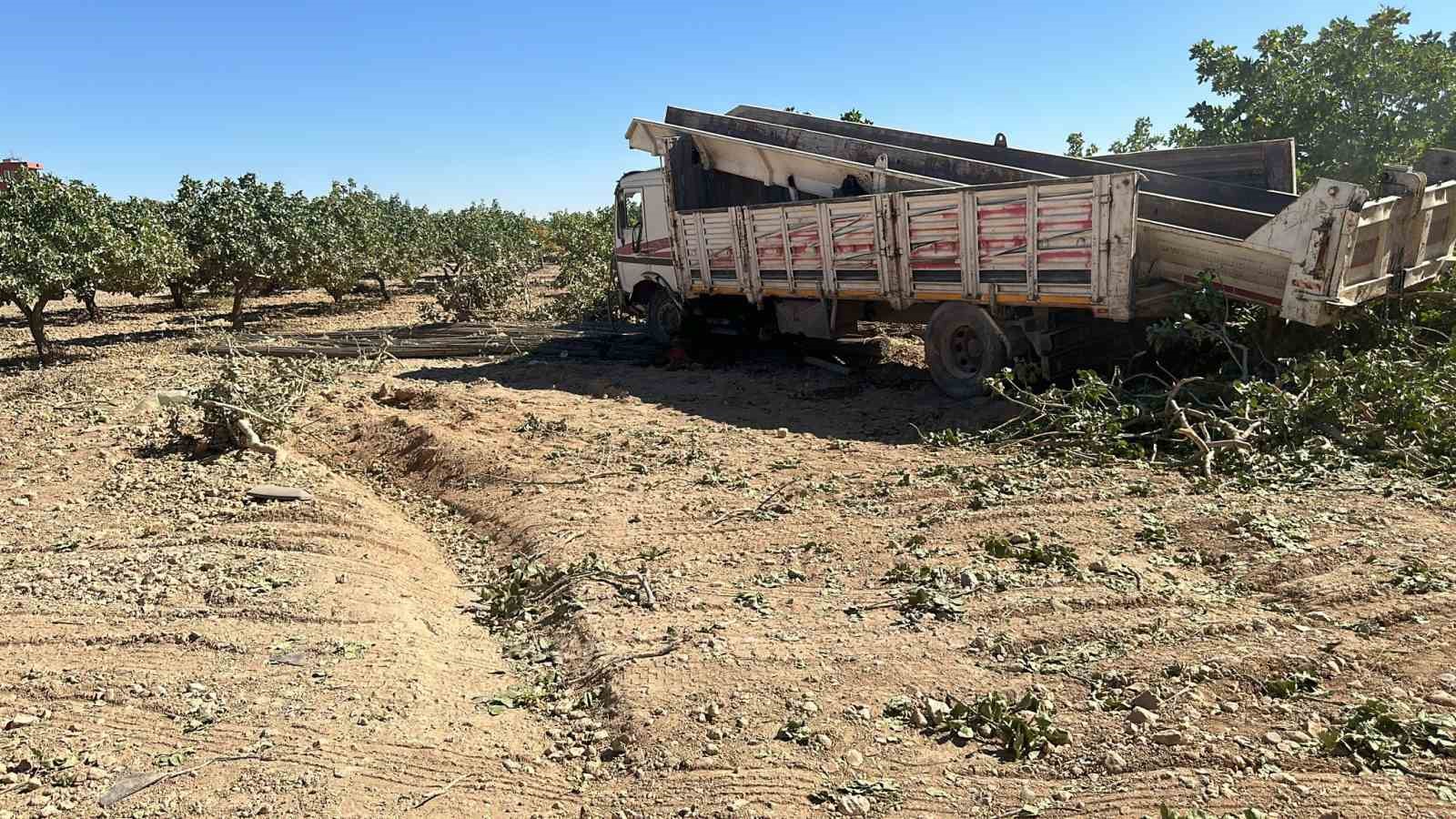 Demir yüklü kamyon devrildi: 1 ağır yaralı
