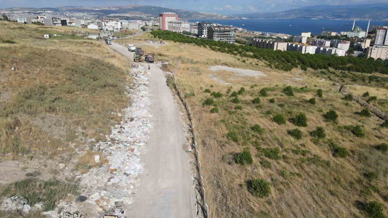 Bandırma’da çöp dağları temizleniyor
