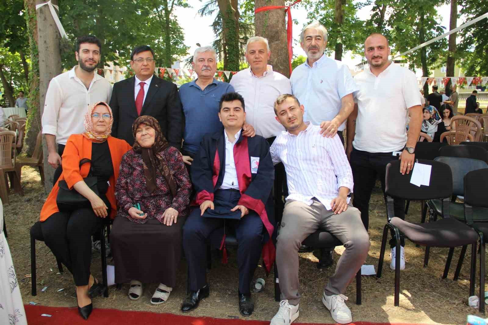 Başsavcı, hukuk fakültesinden mezun olan oğluna diplomasını kendisi teslim etti
