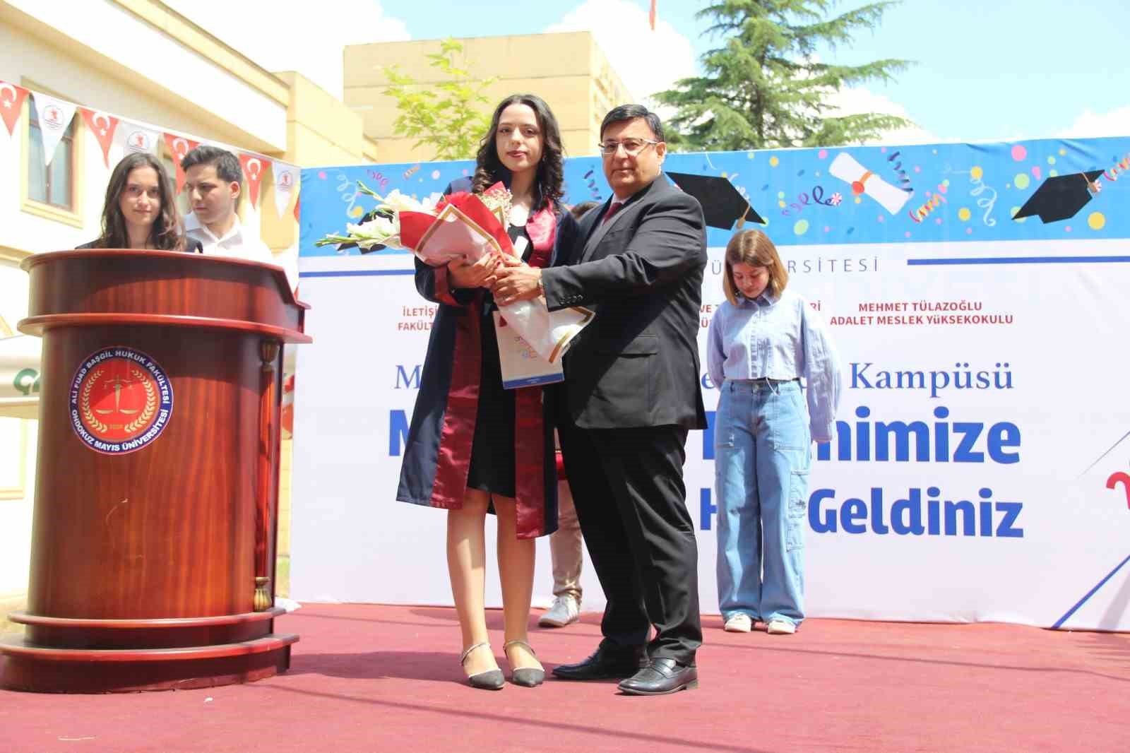 Başsavcı, hukuk fakültesinden mezun olan oğluna diplomasını kendisi teslim etti
