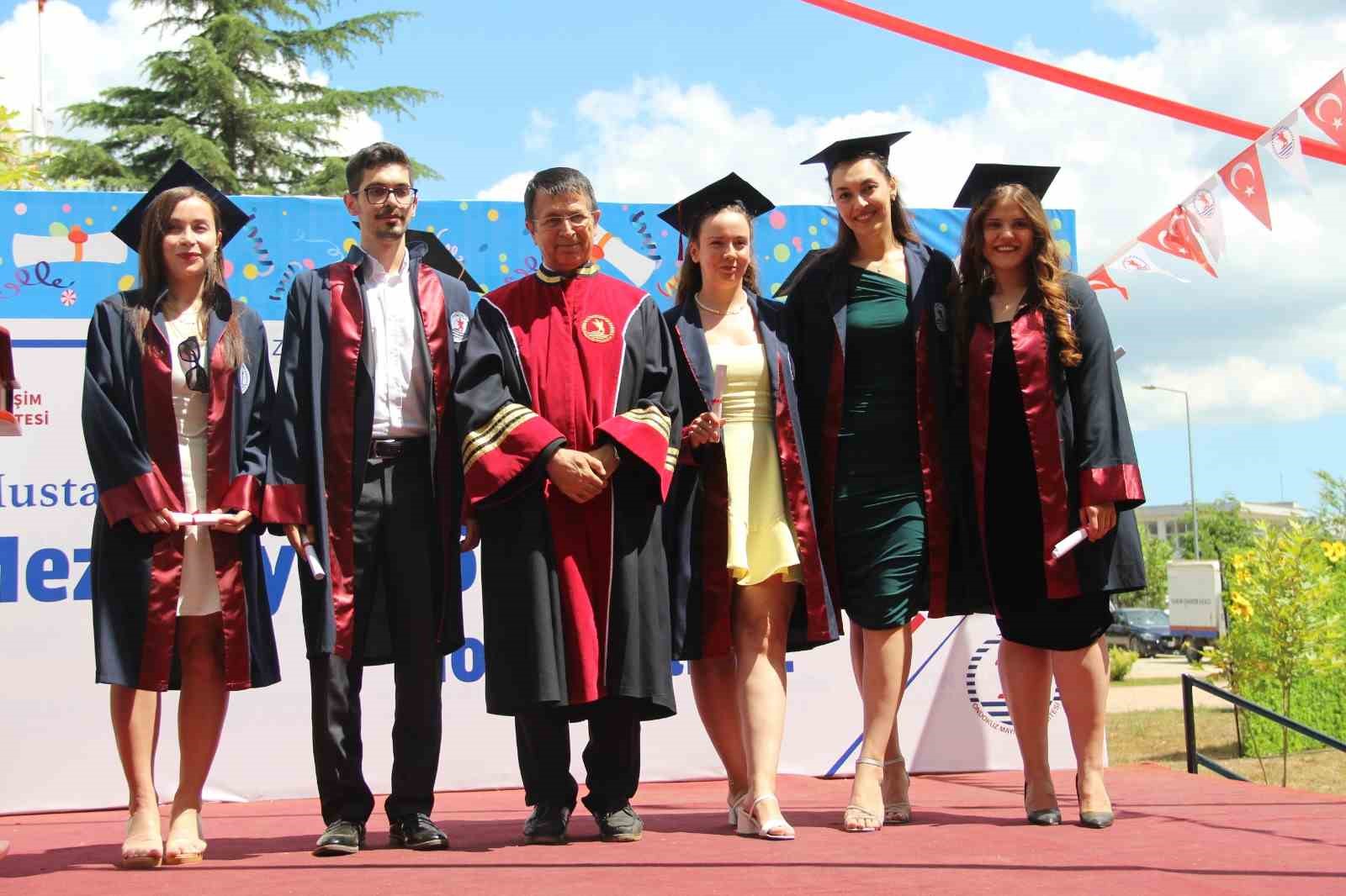 Başsavcı, hukuk fakültesinden mezun olan oğluna diplomasını kendisi teslim etti
