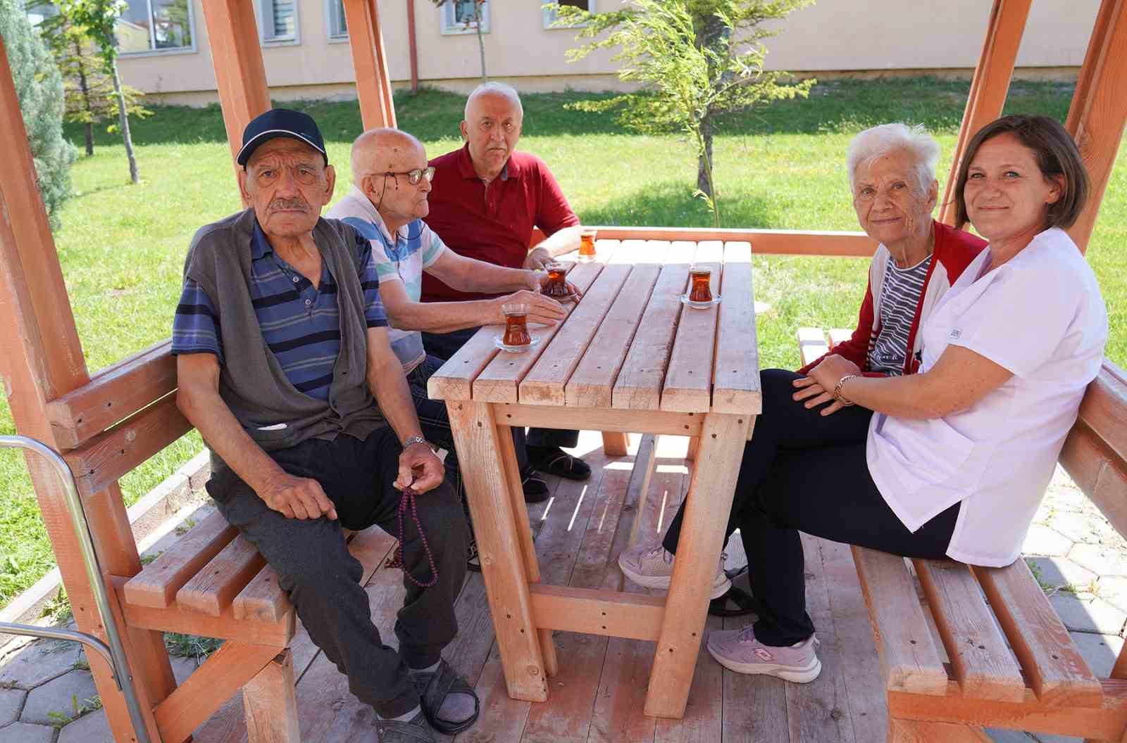 Tepebaşı Belediyesi, Alzheimer hastalarının yanında
