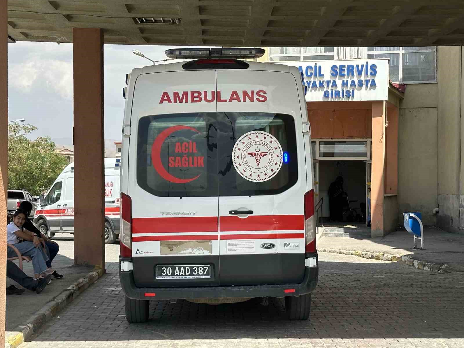 Yüksekova’da eşi tarafından bıçaklanan kadın ağır yaralandı
