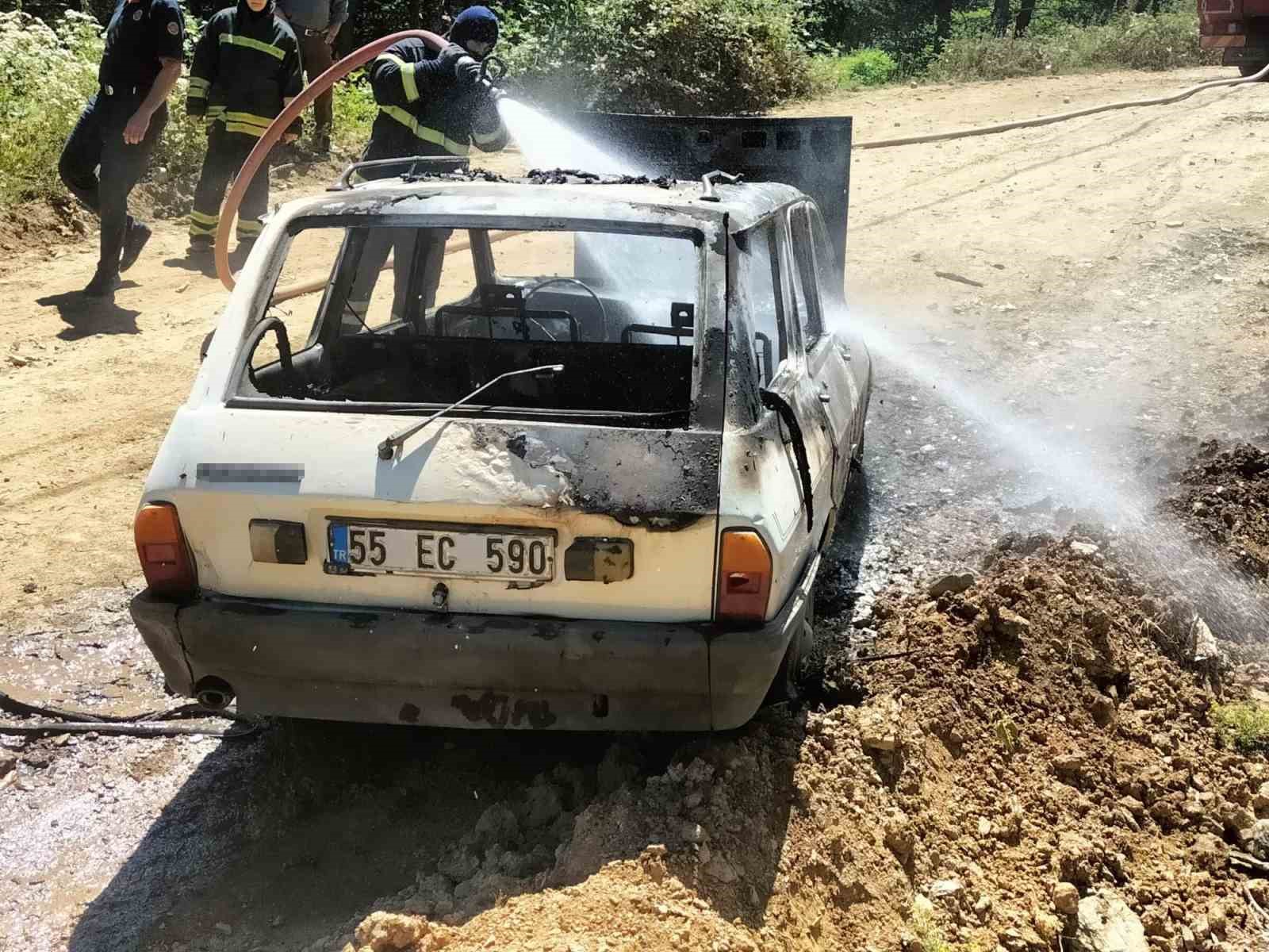 Seyir halindeyken alev alan araç yandı
