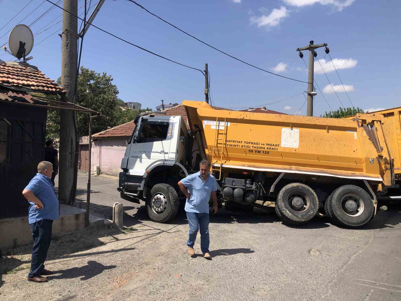 Tekirdağ’da asfalt yol çöktü: Kamyon yola saplandı
