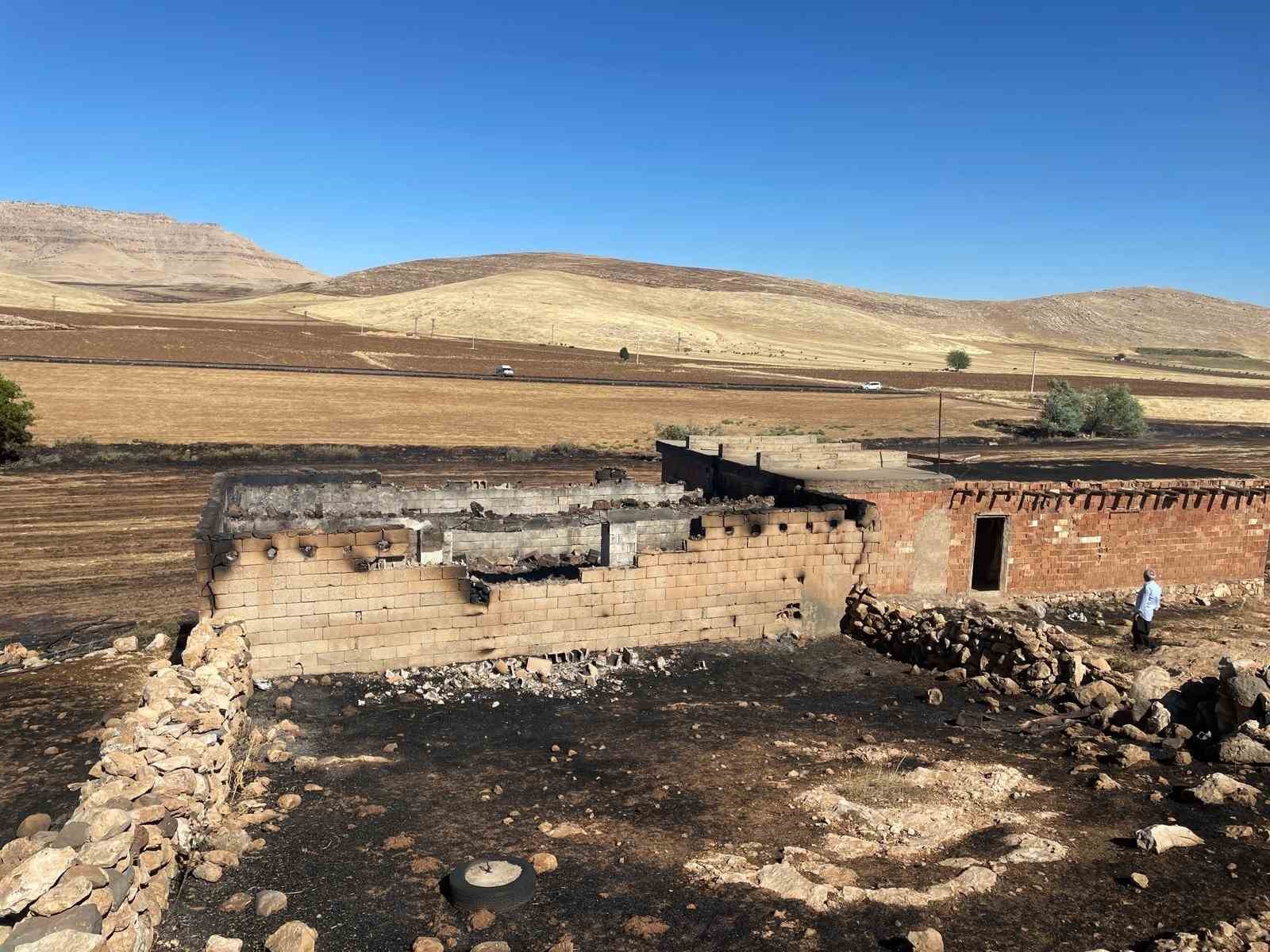 Mardin’in 3 ilçesinde anız ve örtü yangınları söndürüldü
