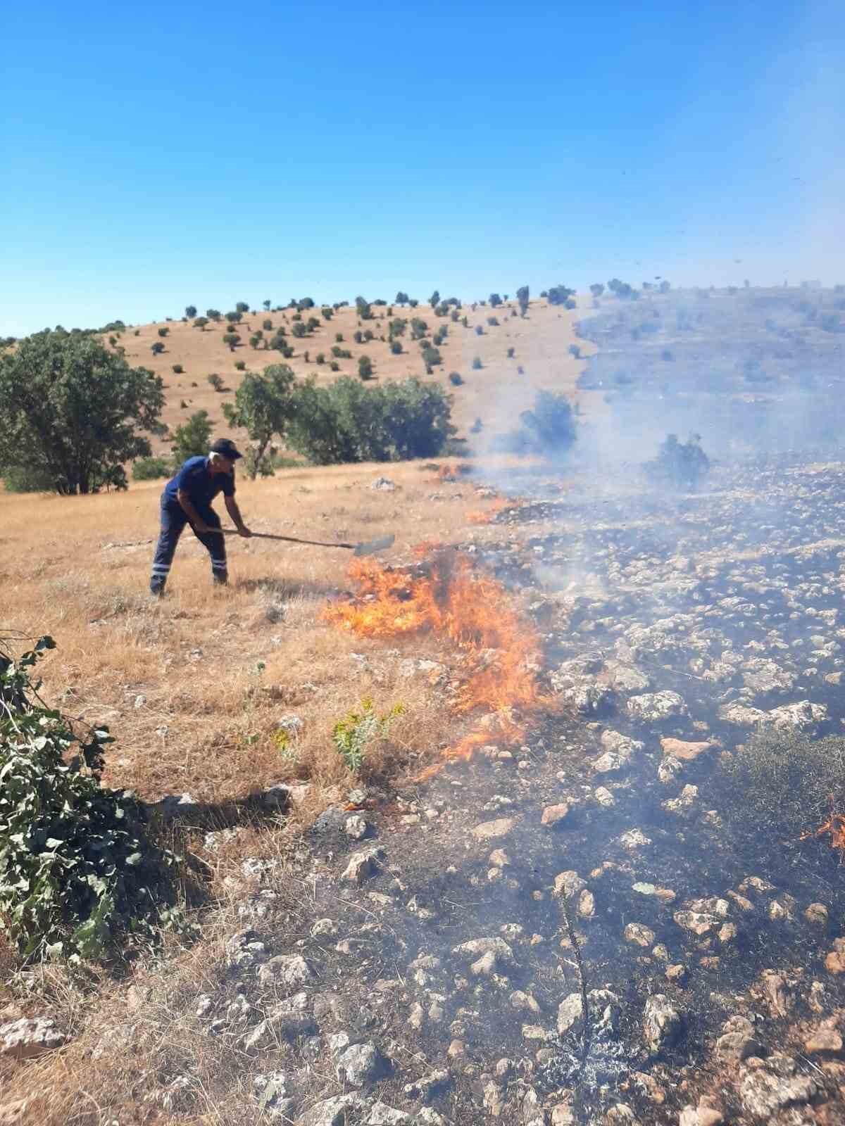 Mardin’in 3 ilçesinde anız ve örtü yangınları söndürüldü
